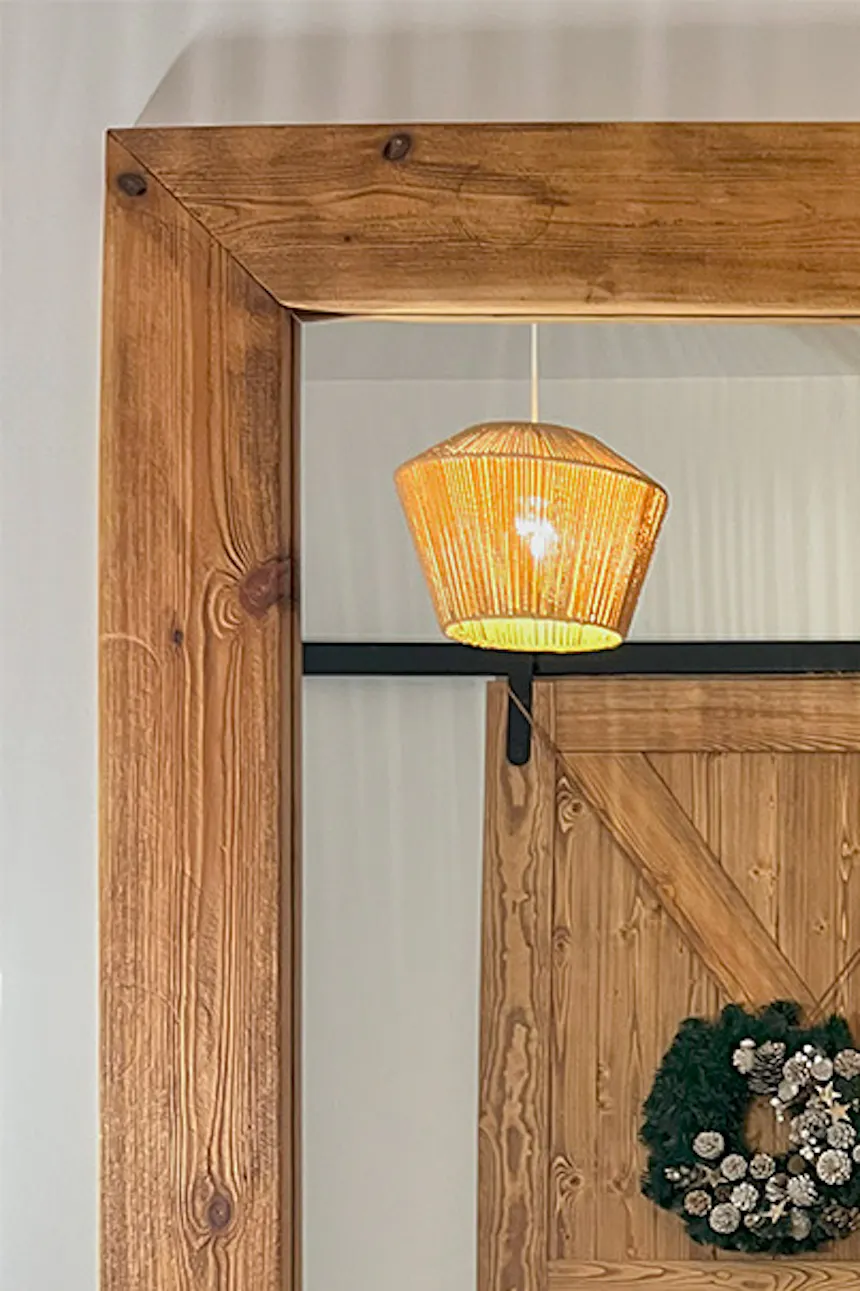 portes coulissantes en bois et grand miroir mural dans un cadre en bois