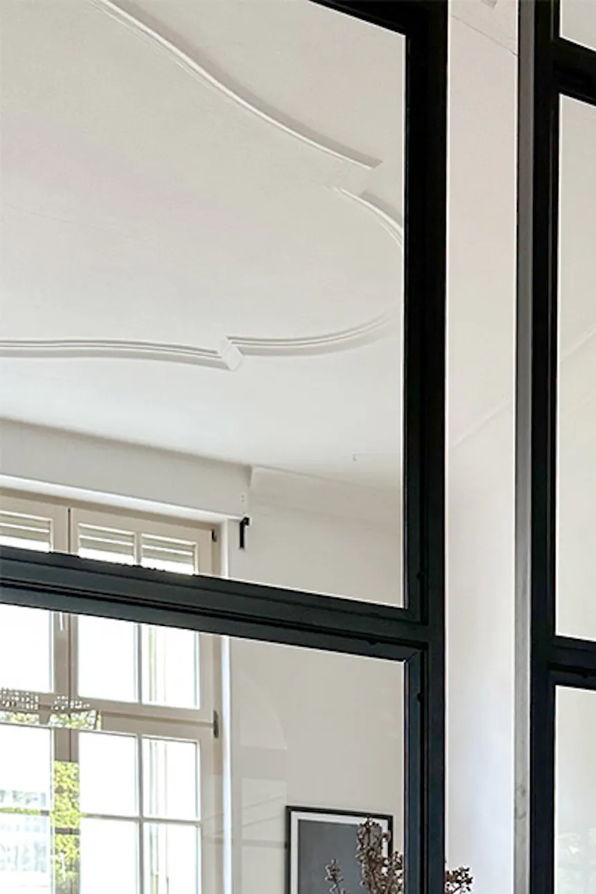 porte en métal avec verre transparent