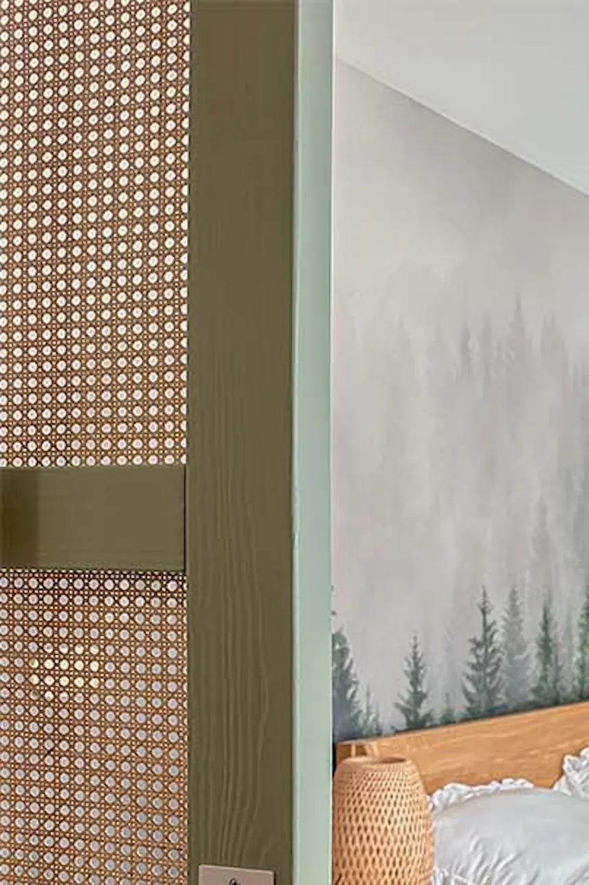 porte ouverte montrant une partie de la chambre