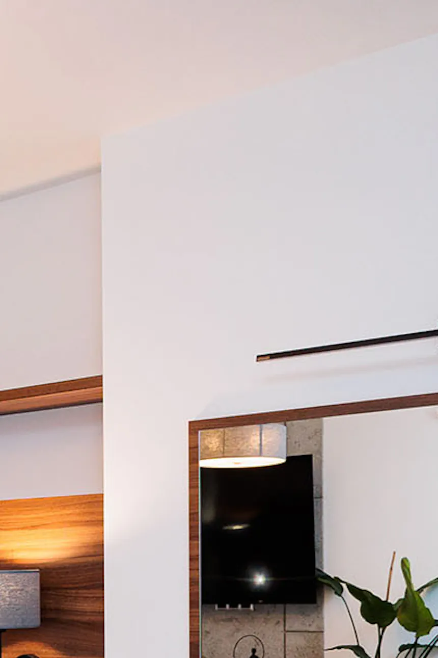 un grand miroir au-dessus de la coiffeuse dans une chambre spacieuse