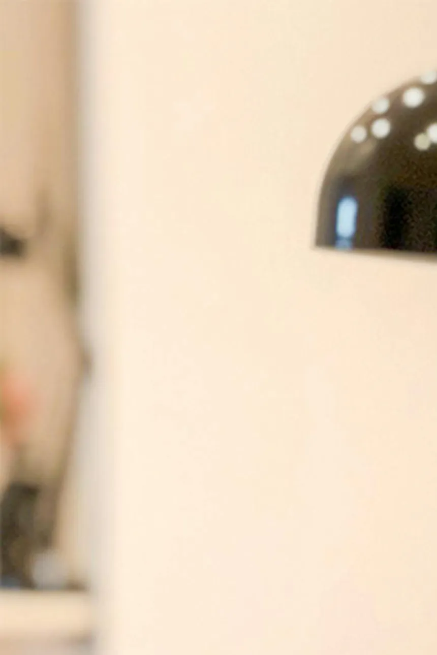 fleurs dans un vase sur une commode blanche
