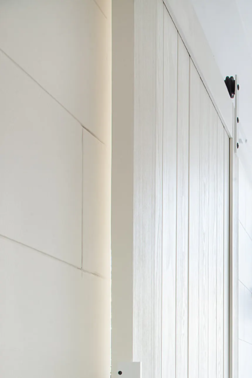 couloir étroit avec portes coulissantes blanches