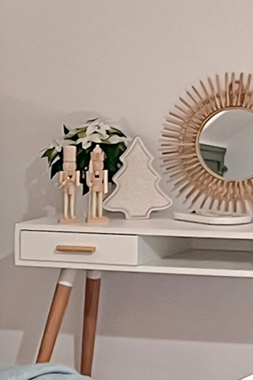 Coiffeuse blanche sur pieds en bois de style scandinave