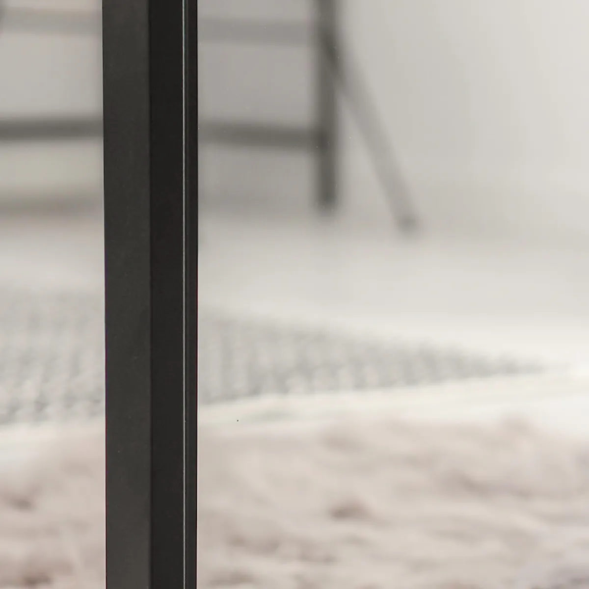porte en verre transparent dans un cadre en métal noir