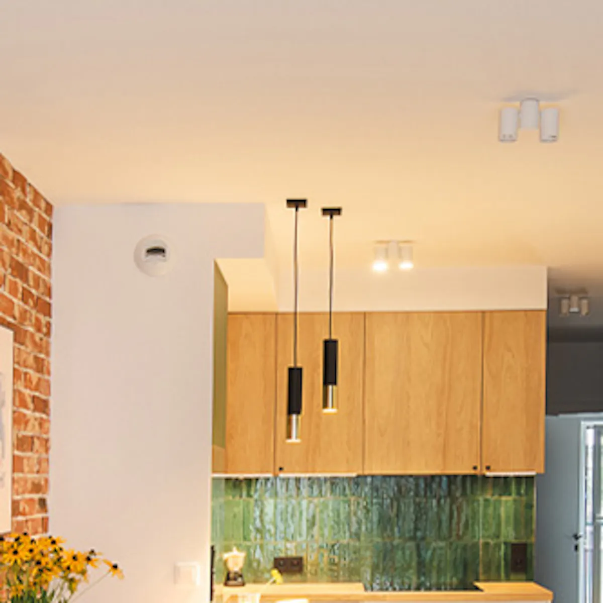 un séjour avec coin cuisine séparé de la chambre par une porte coulissante turquoise