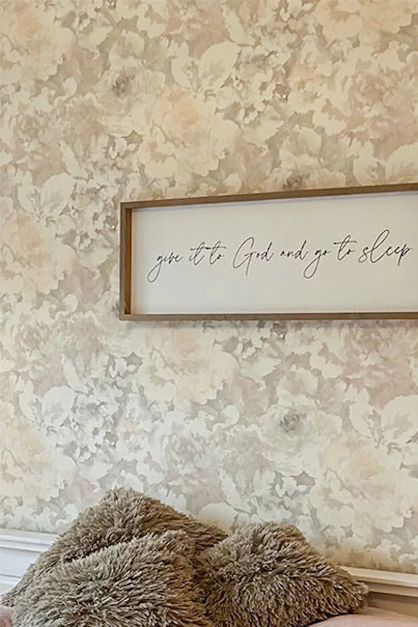 meubles blancs, papier peint floral dans une chambre de style farmhouse moderne