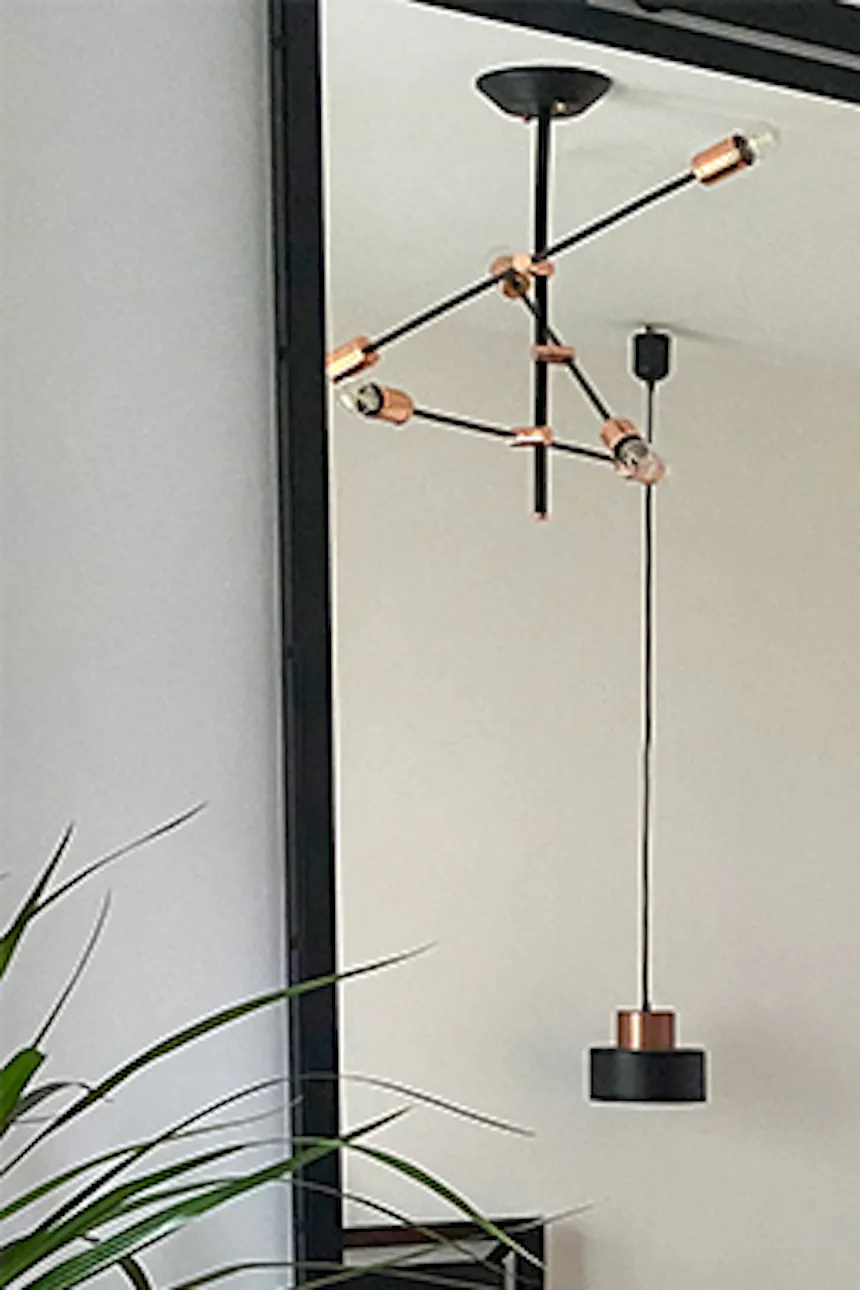 Double porte coulissante avec un miroir dans un cadre métallique monté au mur dans la chambre