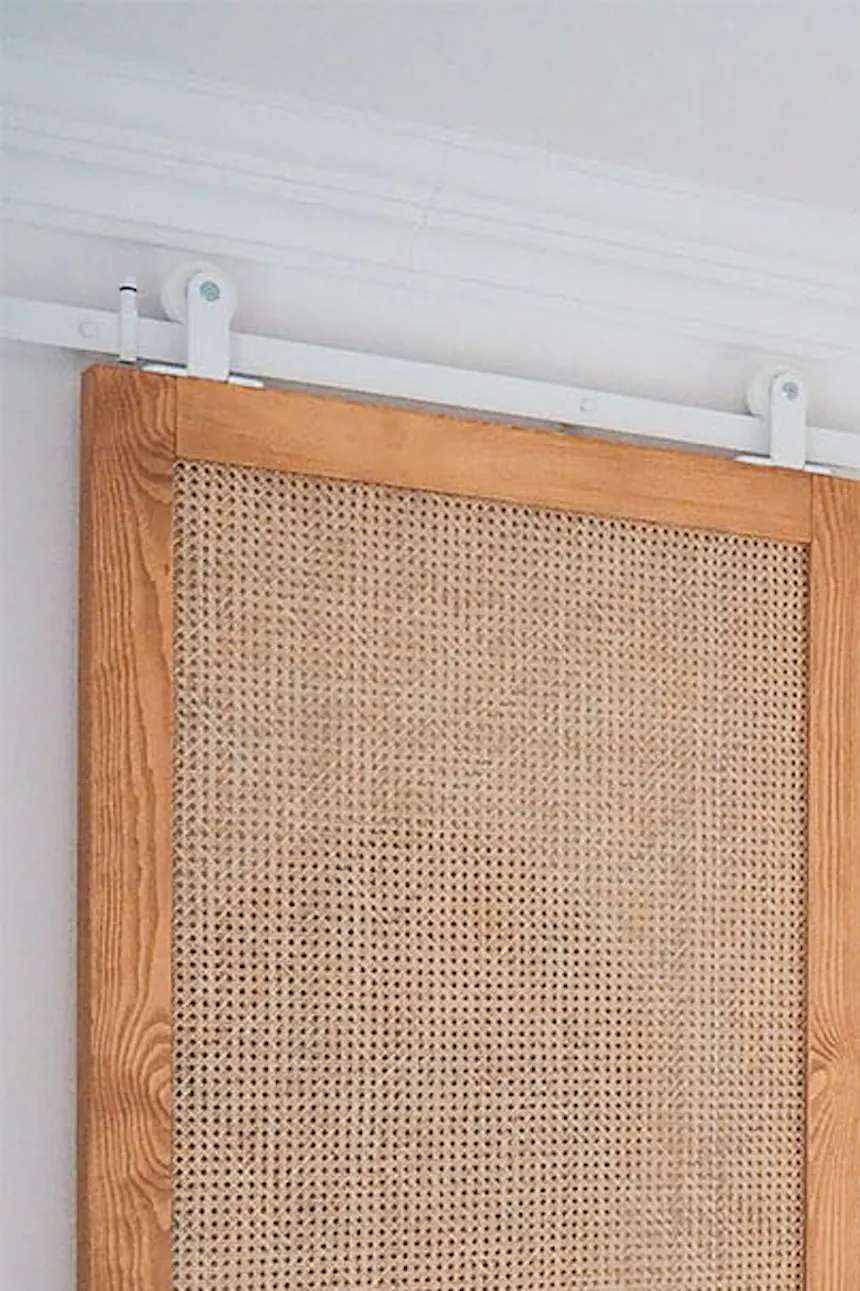 portes coulissantes en rotin pour une petite armoire