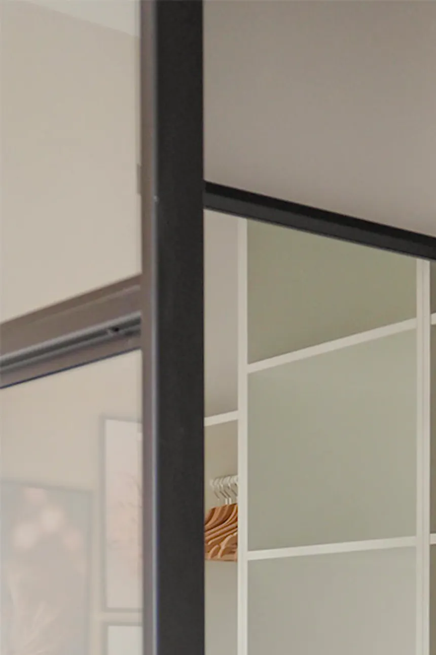 grand miroir noir sur le mur du dressing