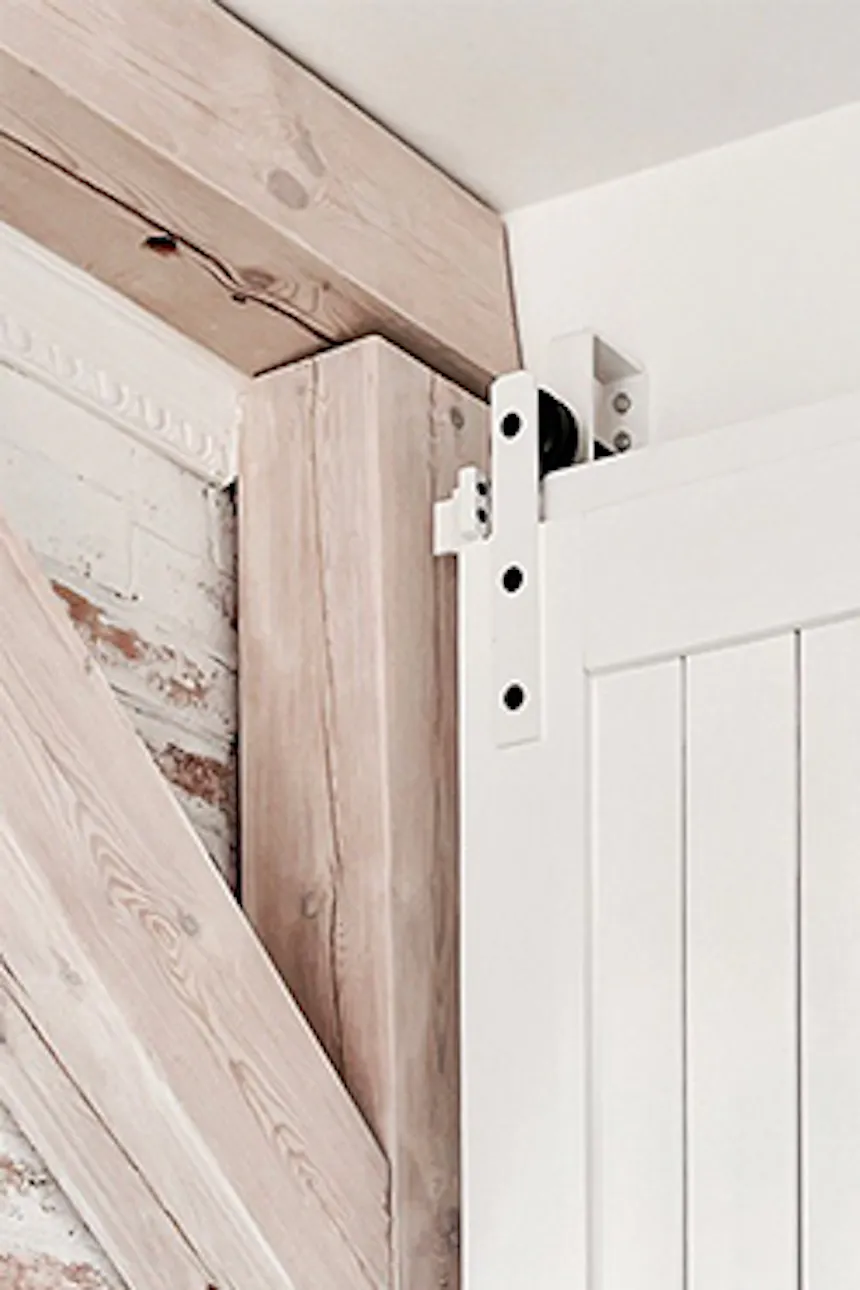 porte en bois blanc sur système coulissant blanc