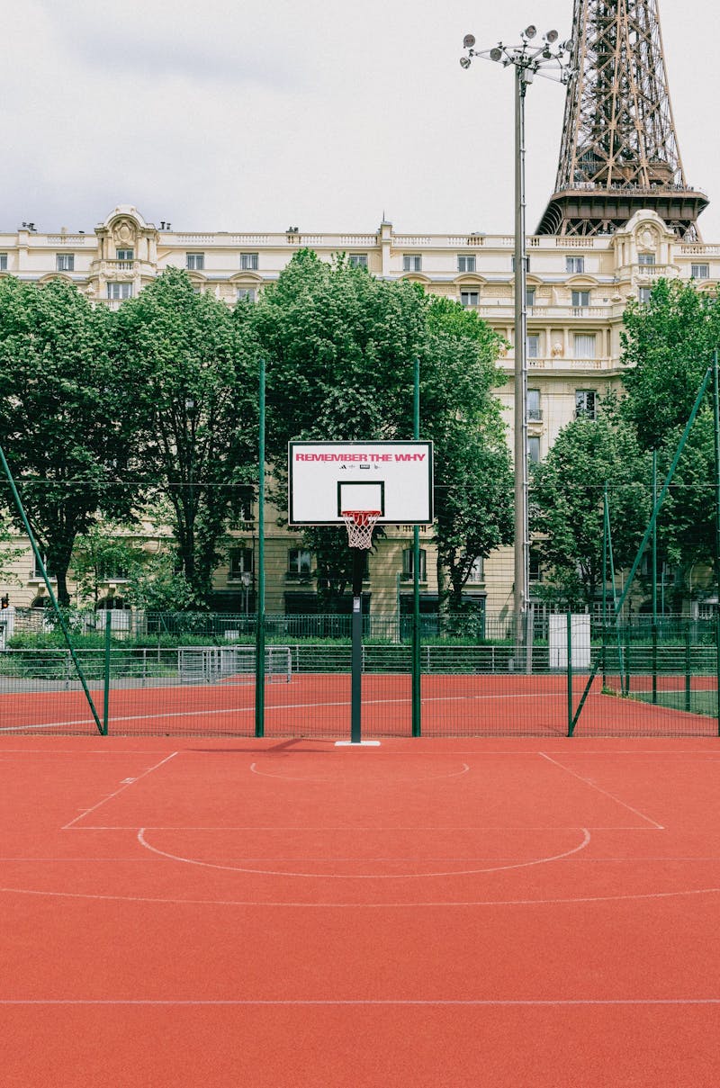 Basketball court in the 15th district of Paris - playground Bir Hakeim Paris, Terrain de basket dans le 15e arrondissement de Paris - Basket Paris 15 