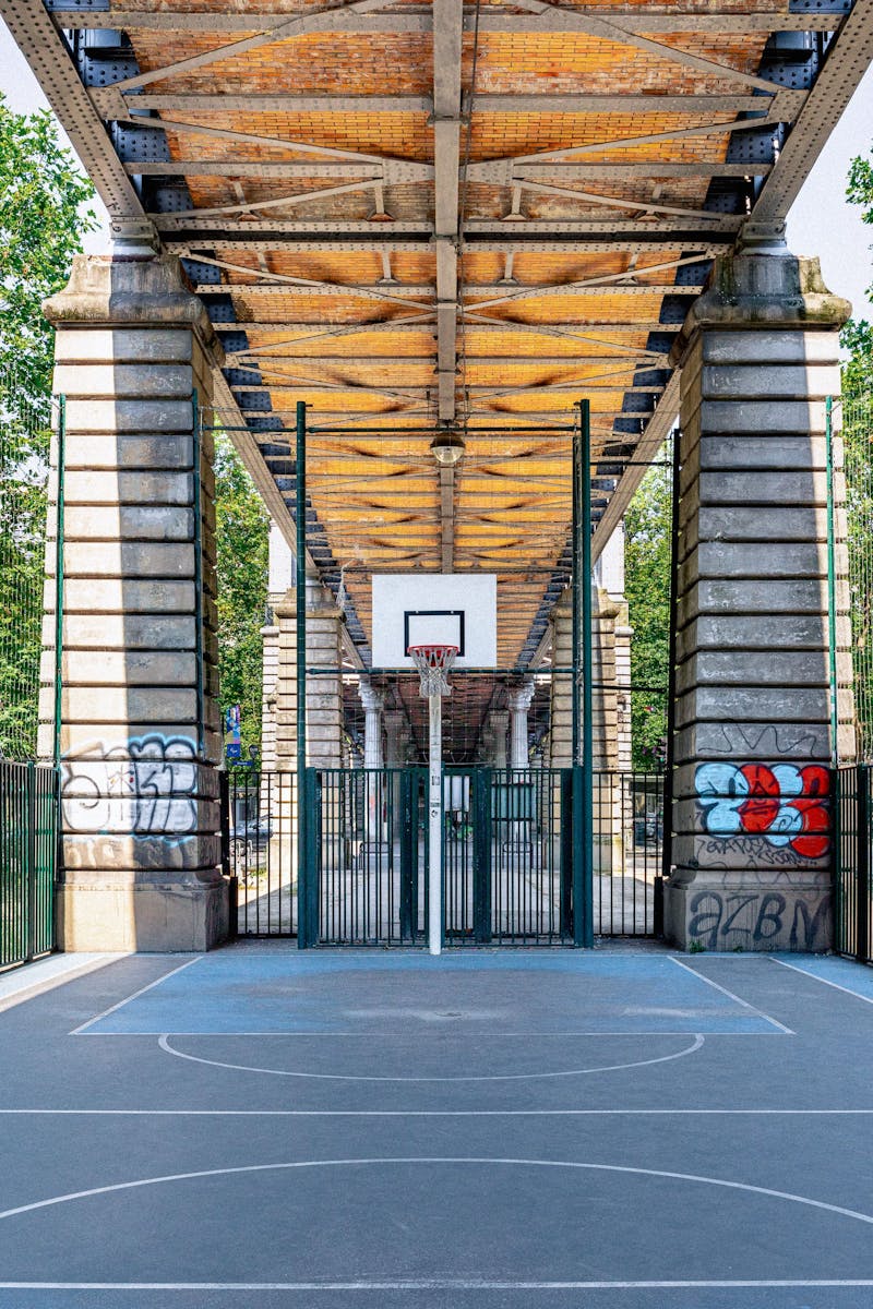 Basketball court in the 13th district of Paris - playground Glaciere Paris, Terrain de basket dans le 13e arrondissement de Paris - Basket Paris 13 