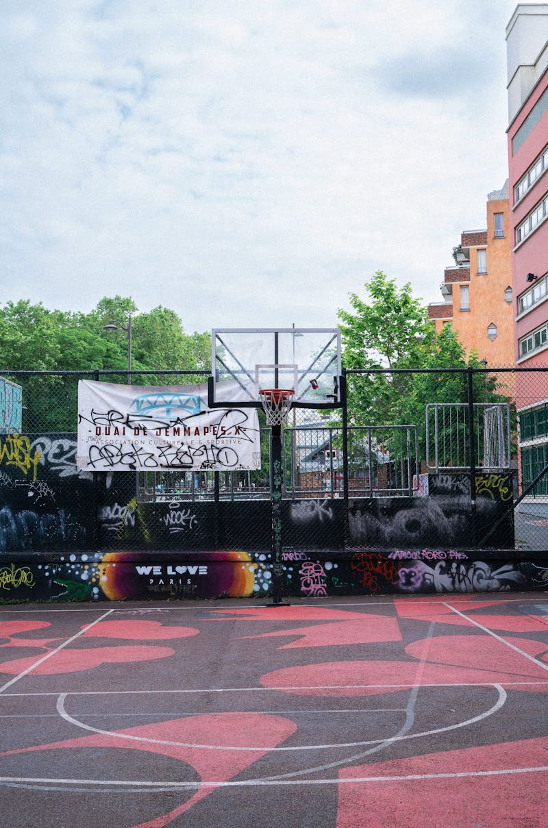 Basketball court in the 10th district of Paris - playground Jemmapes Paris, Terrain de basket dans le 10e arrondissement de Paris - Basket Paris 10 
