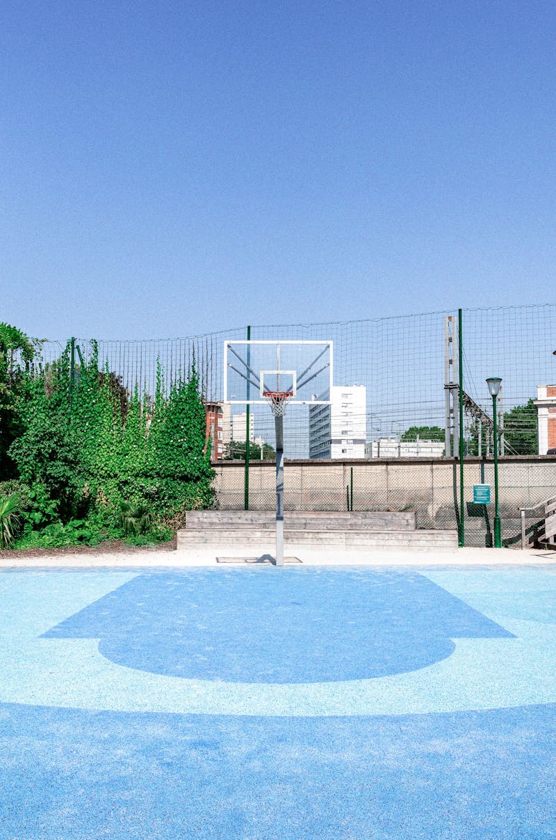 Basketball court in the 14th district of Paris - playground Porte de Vanves Paris, Terrain de basket dans le 14e arrondissement de Paris - Basket Paris 14 