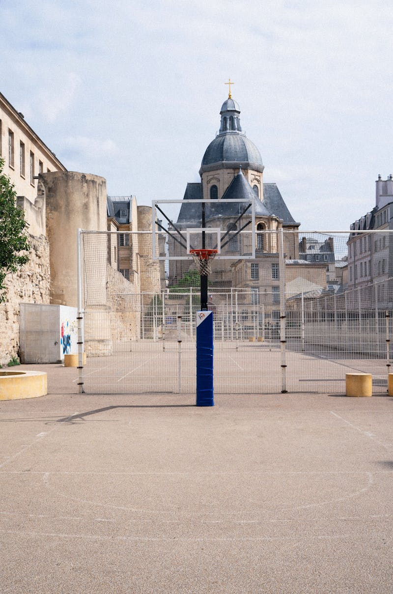 Basketball court in the 4th district of Paris - playground Saint Paul Paris, Terrain de basket dans le 4e arrondissement de Paris - Basket Paris 4