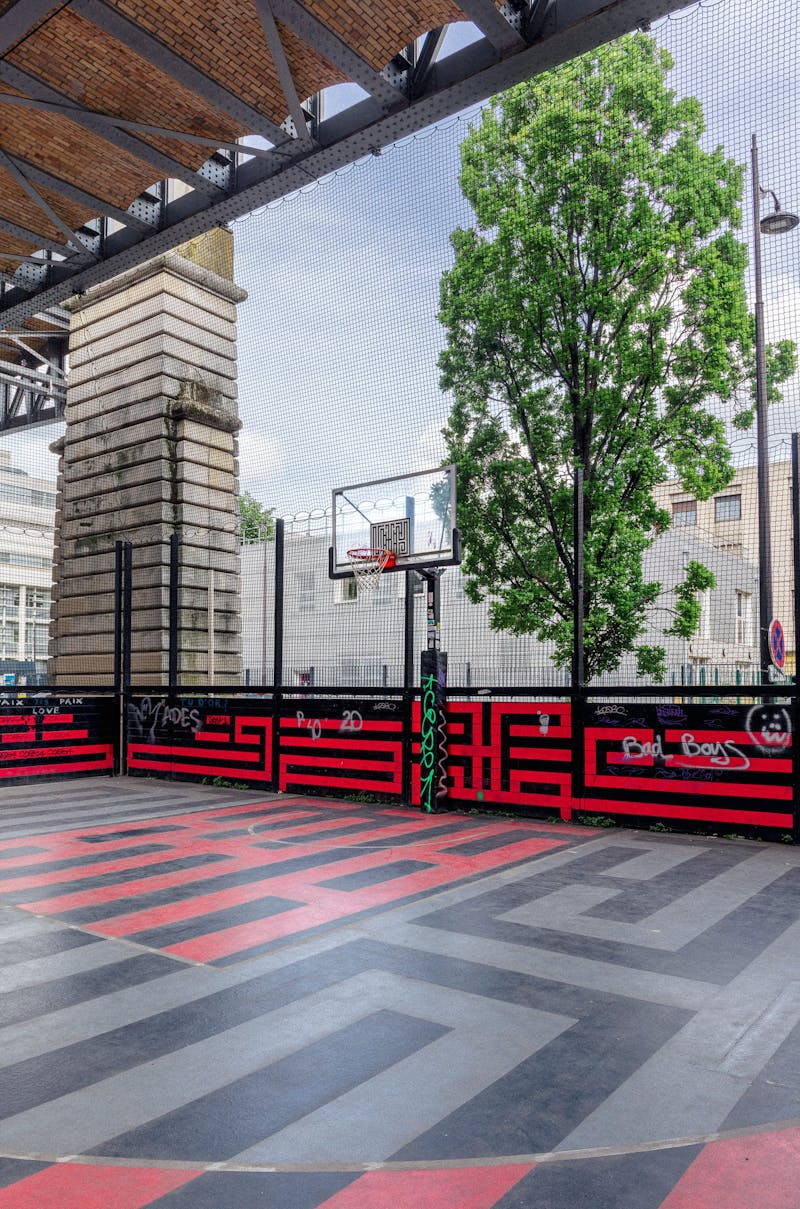 Basketball court in the 13th district of Paris - playground Chevaleret Vincent Auriol Paris, Terrain de basket dans le 13e arrondissement de Paris - Basket Paris 13 