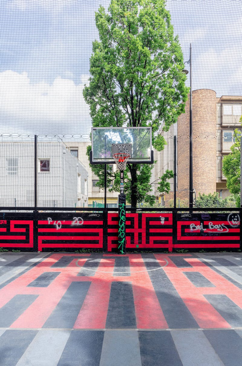Basketball court in the 13th district of Paris - playground Chevaleret Vincent Auriol Paris, Terrain de basket dans le 13e arrondissement de Paris - Basket Paris 13 