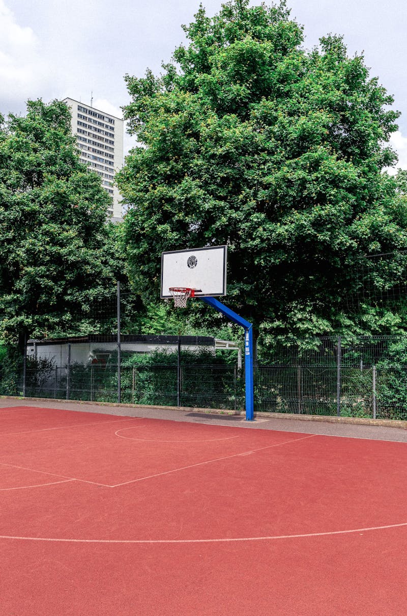 Basketball court in the 13th district of Paris - playground Carpentier Paris, Terrain de basket dans le 13e arrondissement de Paris - Basket Paris 13 