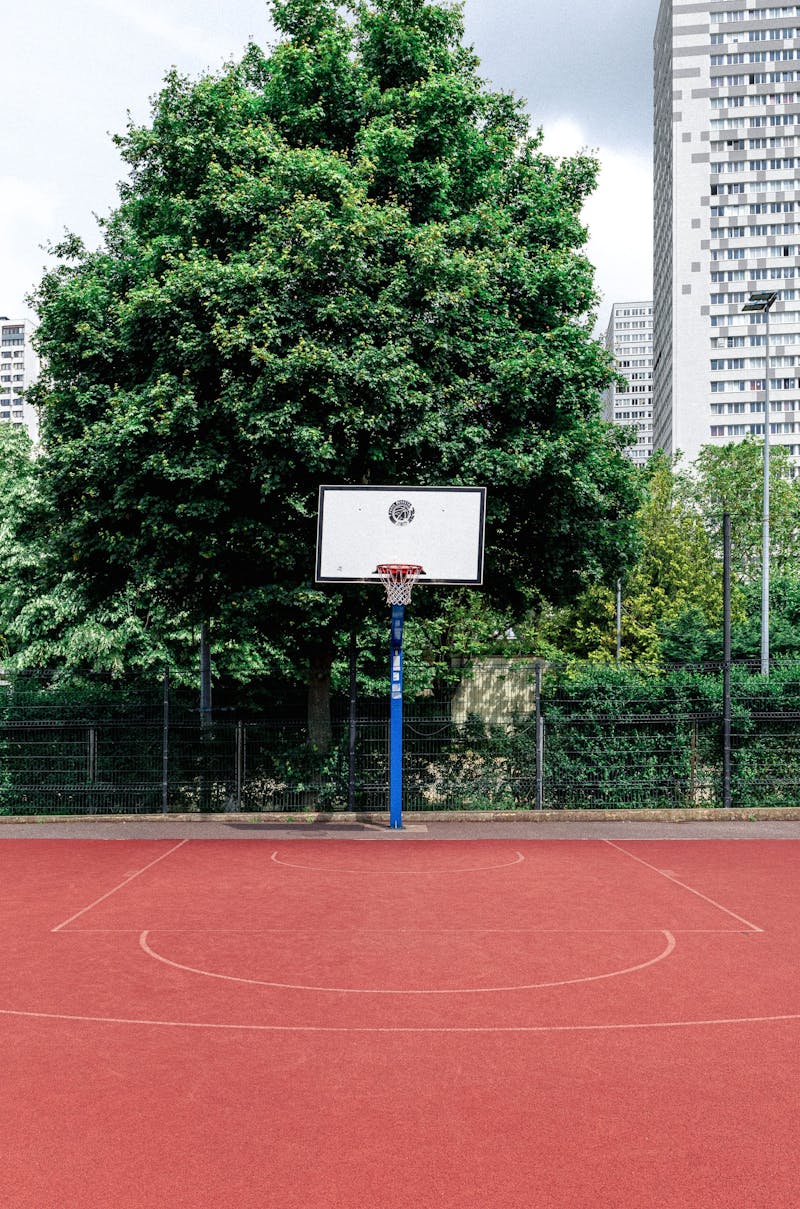 Basketball court in the 13th district of Paris - playground Carpentier Paris, Terrain de basket dans le 13e arrondissement de Paris - Basket Paris 13 