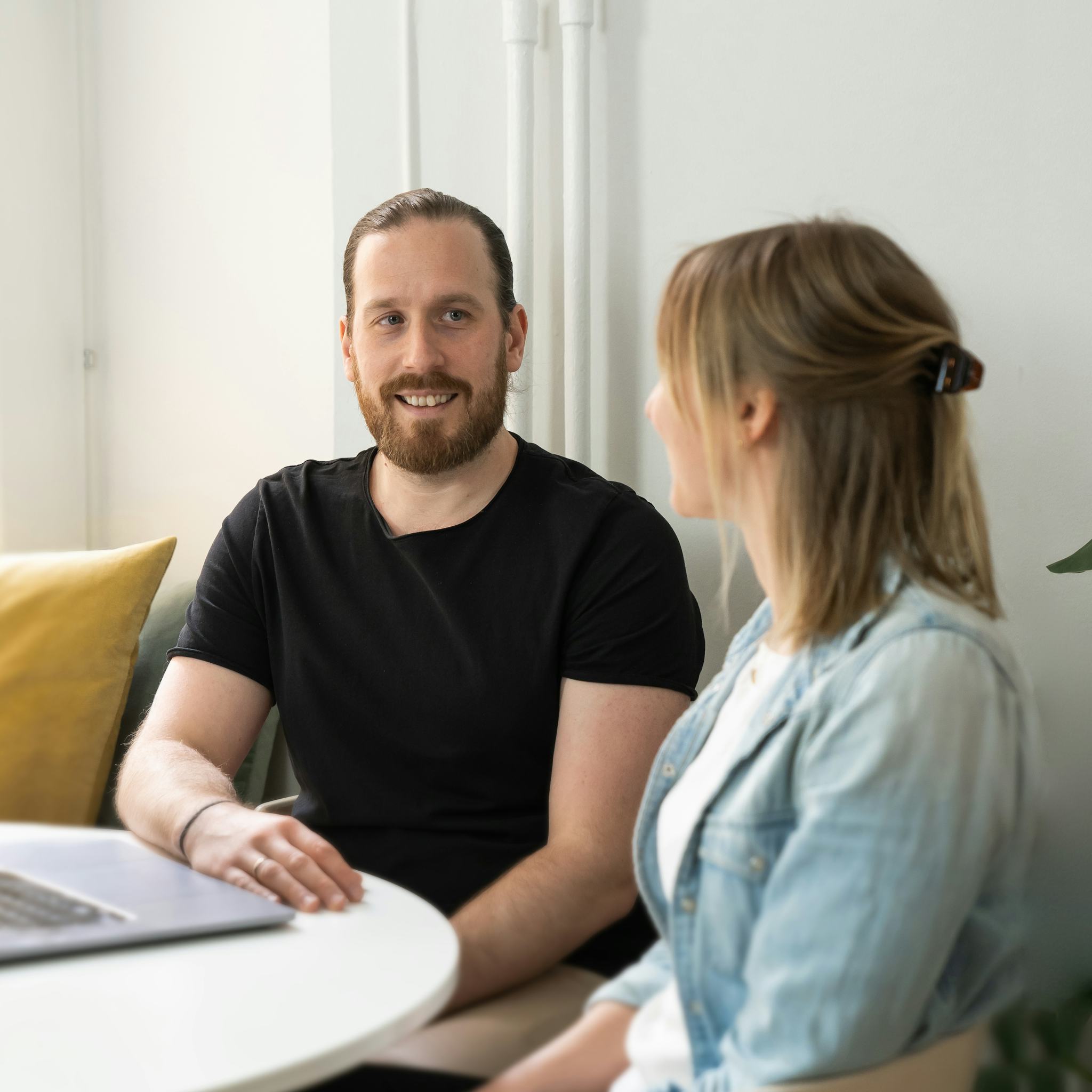 Photo of Aline and David chatting on a table
