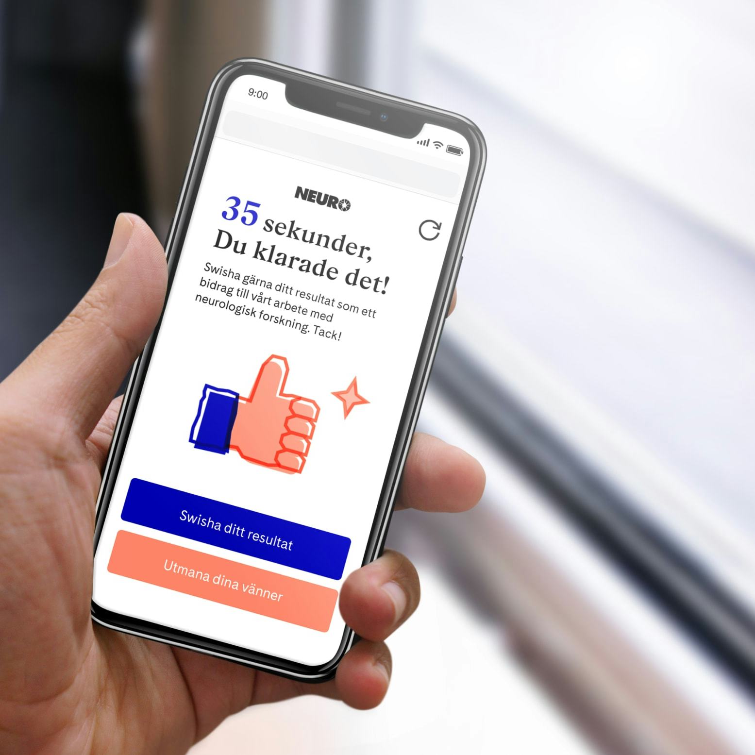Person holding an smartphone with Vardagskampen result page