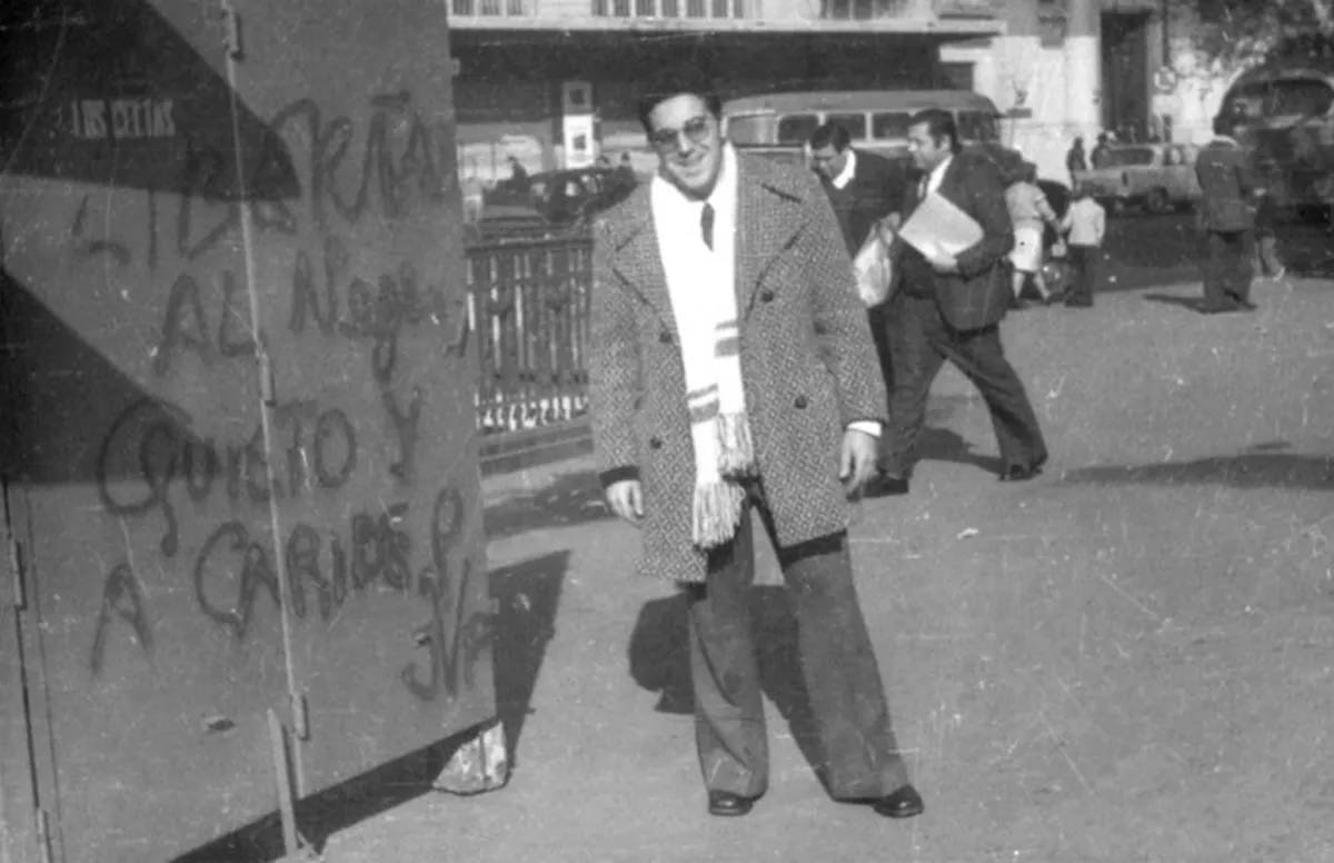 Bernardo Arnone durante su luna de miel con Cristina Mihura en una calle de Buenos Aires. Julio de 1974.