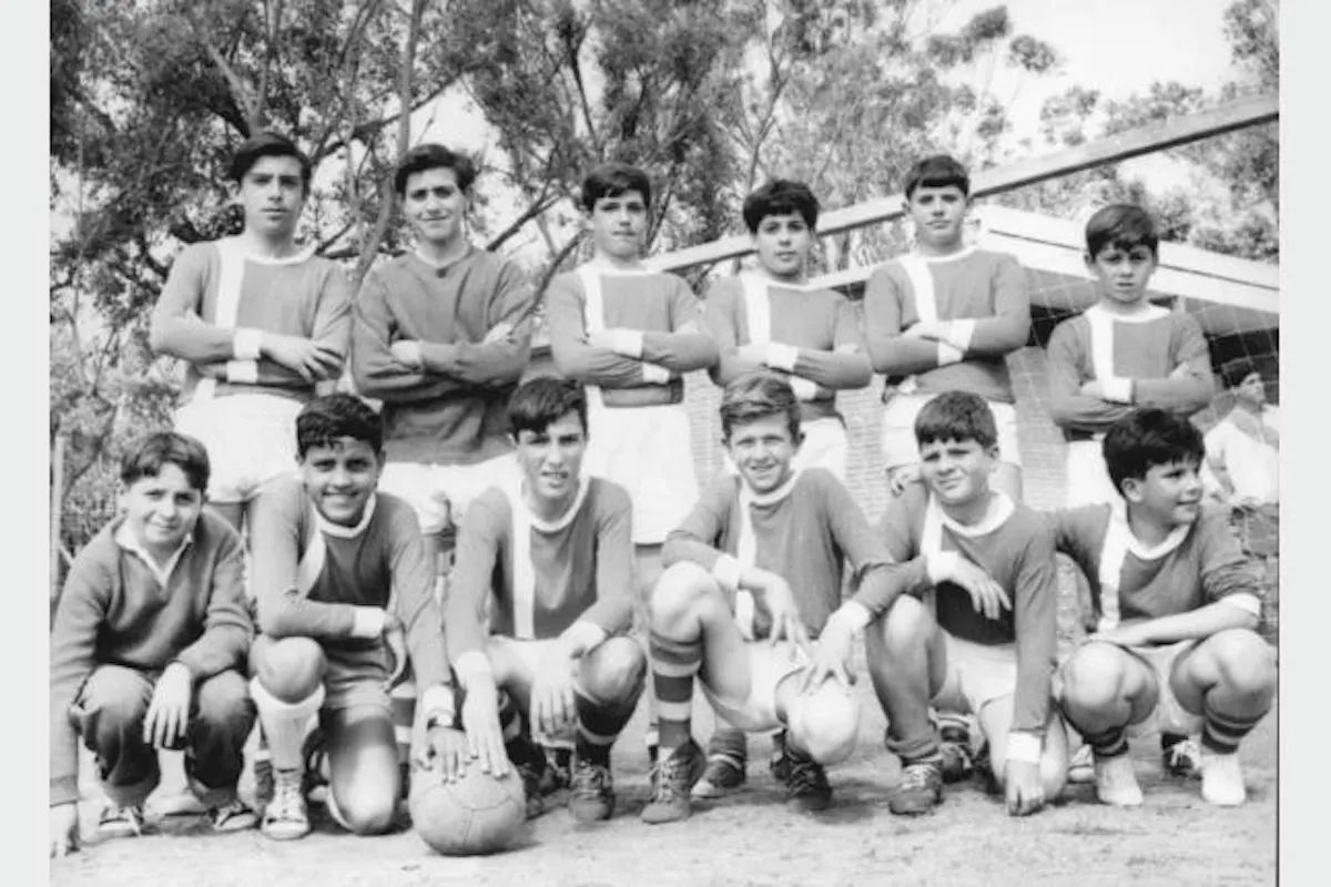 Armando Arnone junto a su equipo de baby fútbol