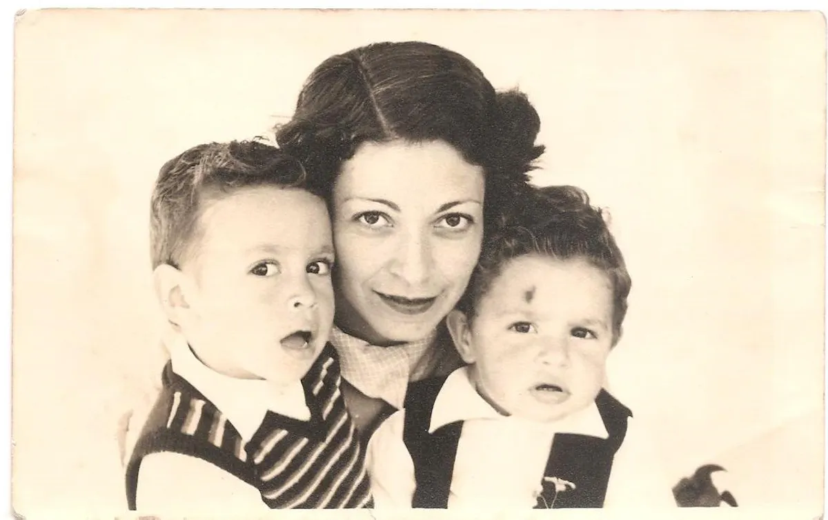 Raúl con su madre Elsa y su hermano Rubén.