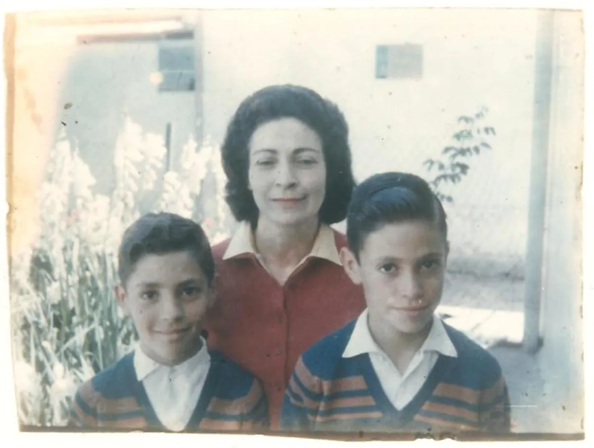 Raúl con su madre Elsa y su hermano Rubén.