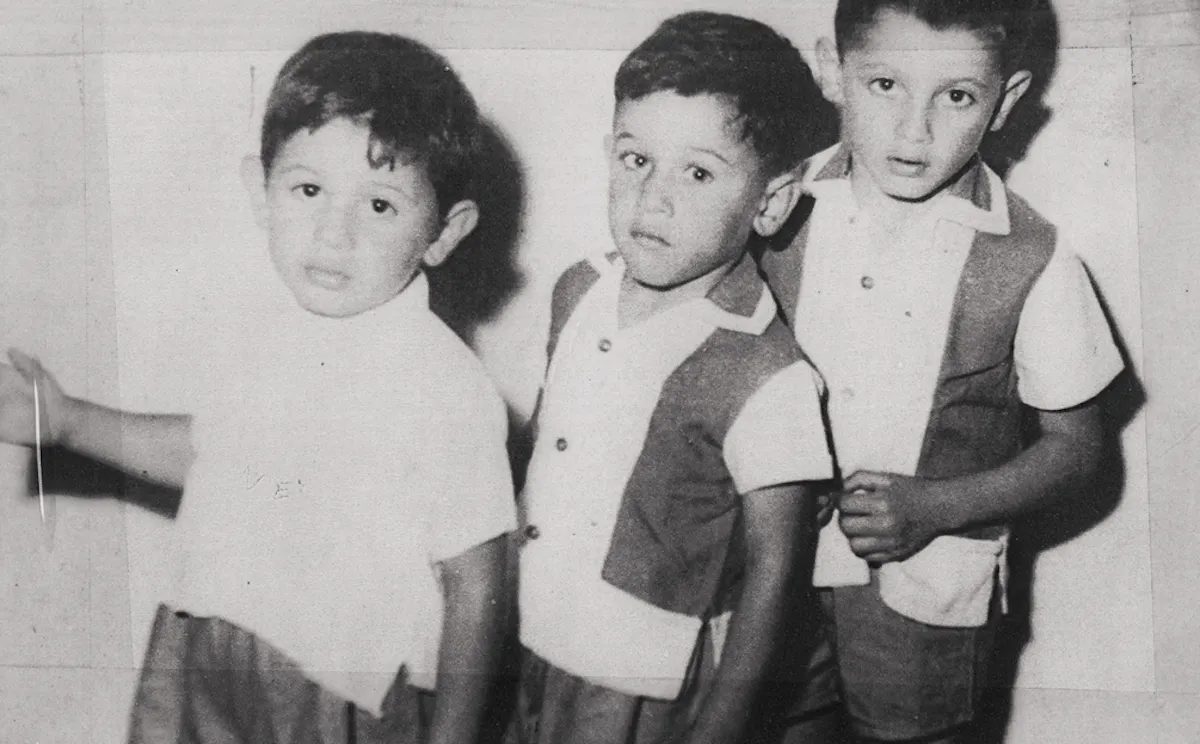 Luján junto a sus hermanos.