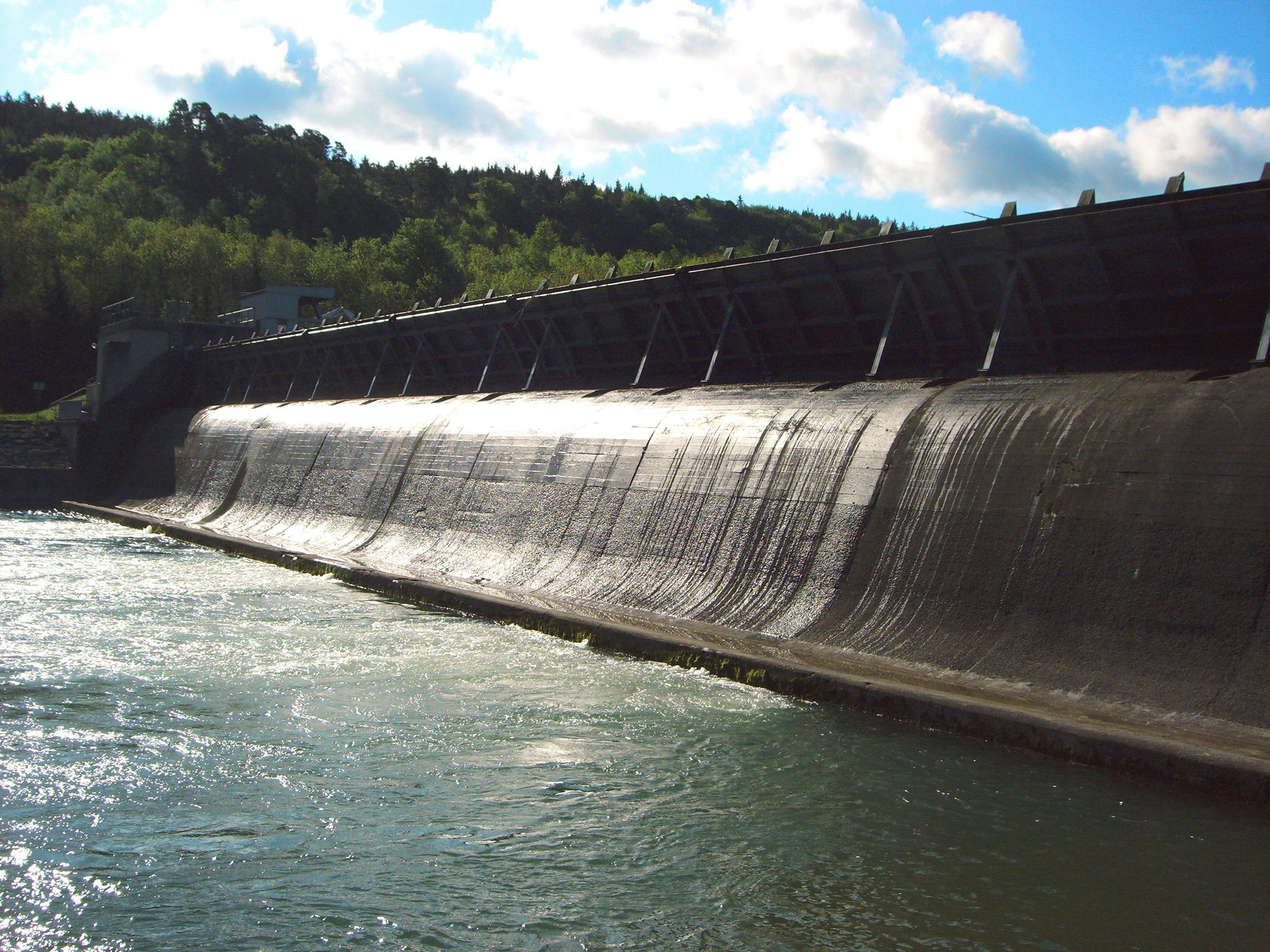 Staudamm Wasserkraft - erneuerbare Stromproduktion