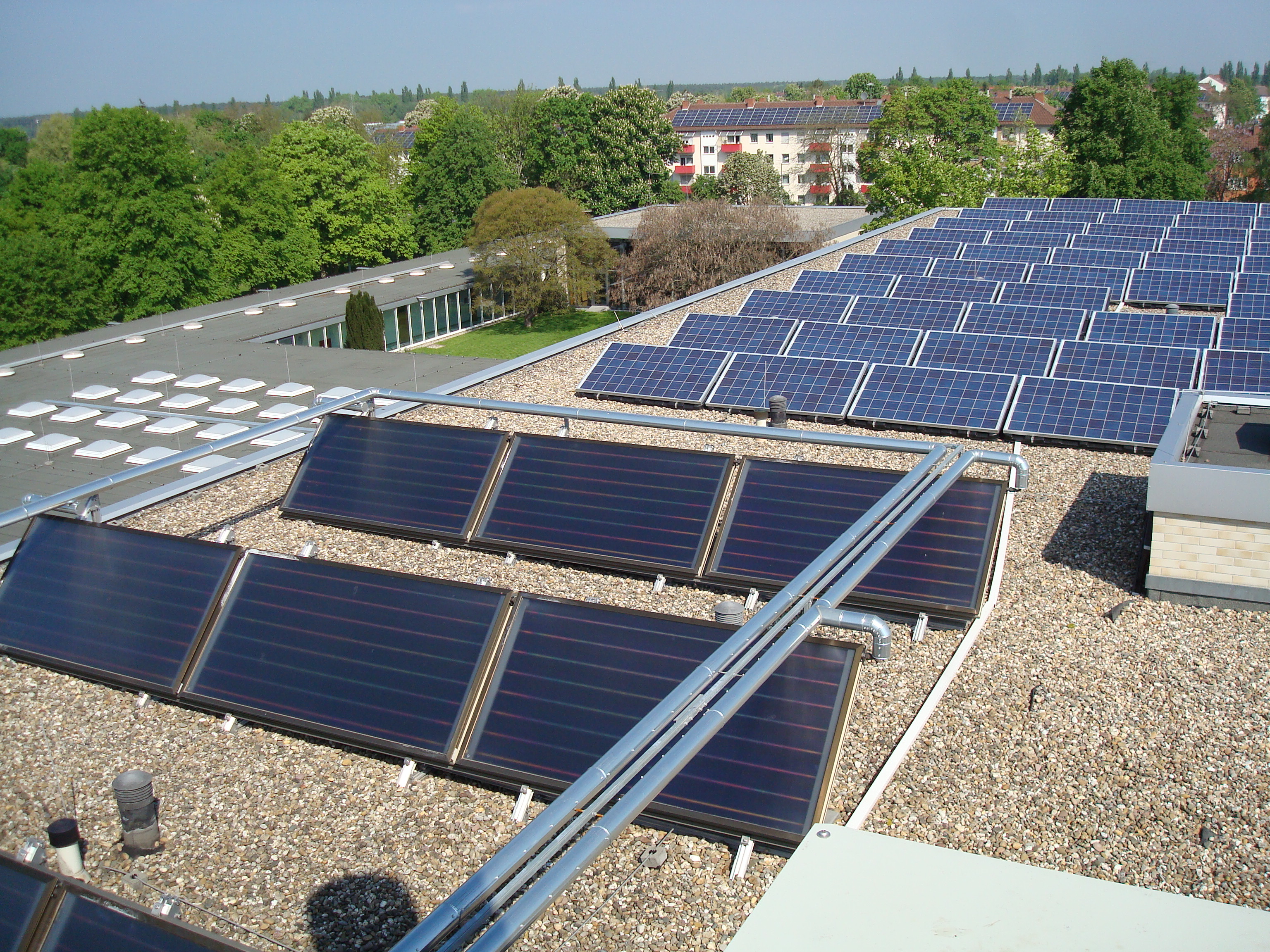 Solarthermische sowie Photovoltaikanlage Flachdach