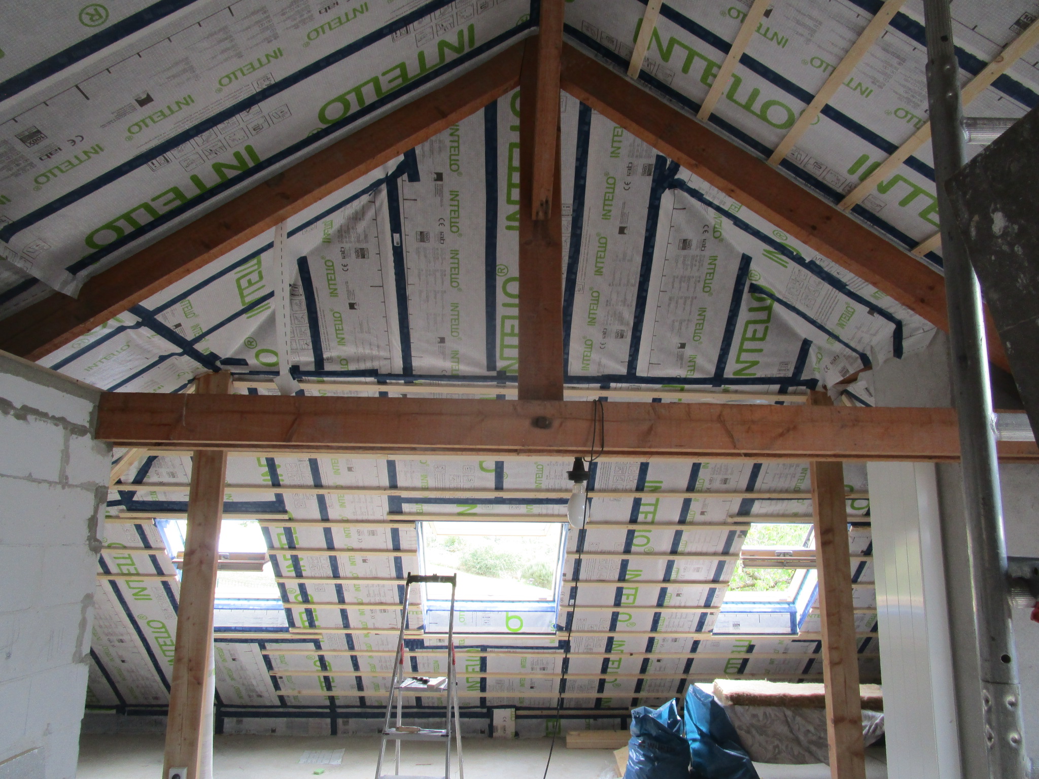 Wärmedämmung eines bestehenden Daches - Verlegung der feuchtevariablen Dampfbremse