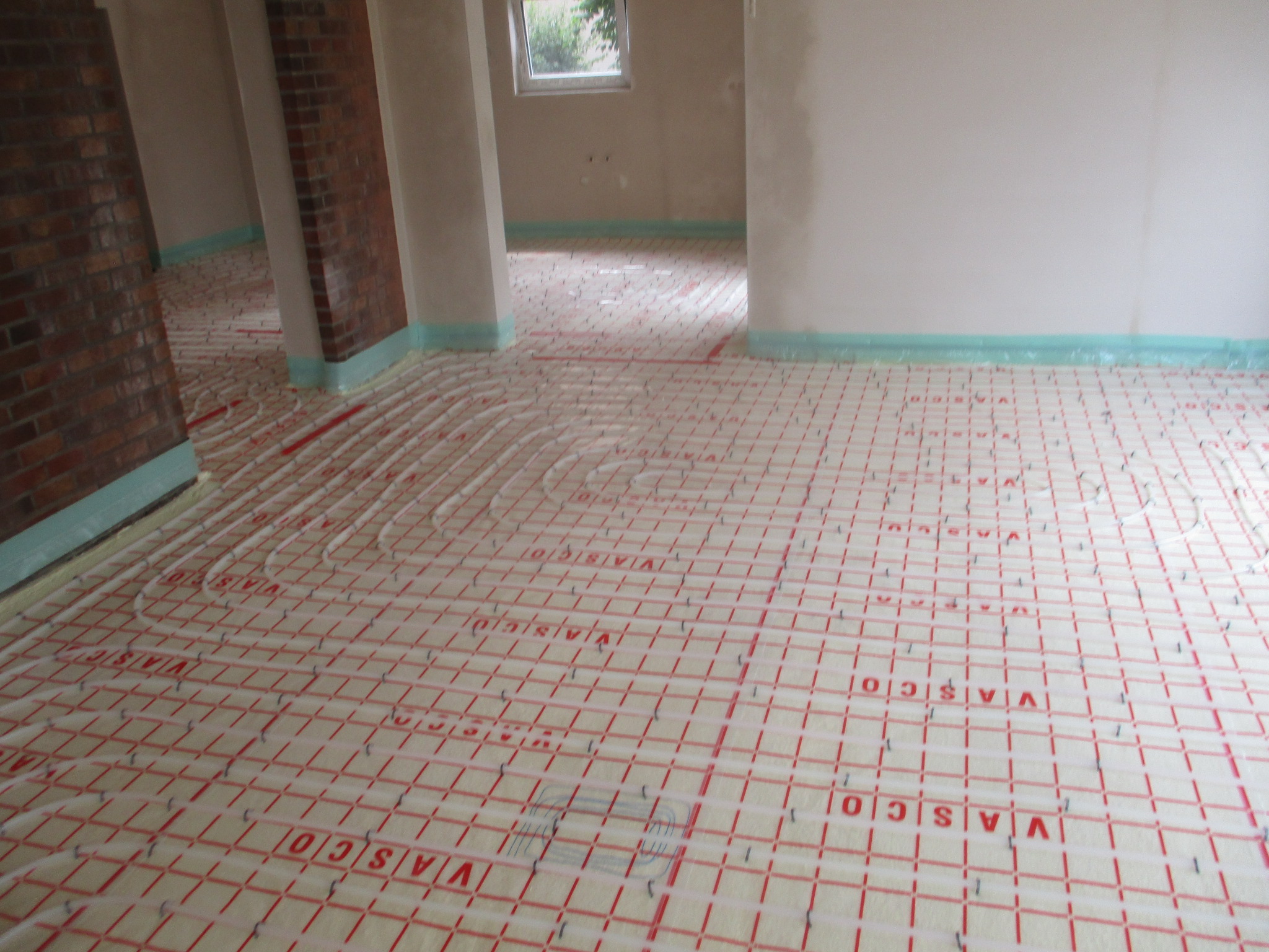 Verlegung des Fussbodenheizung auf einer Tacker Platte