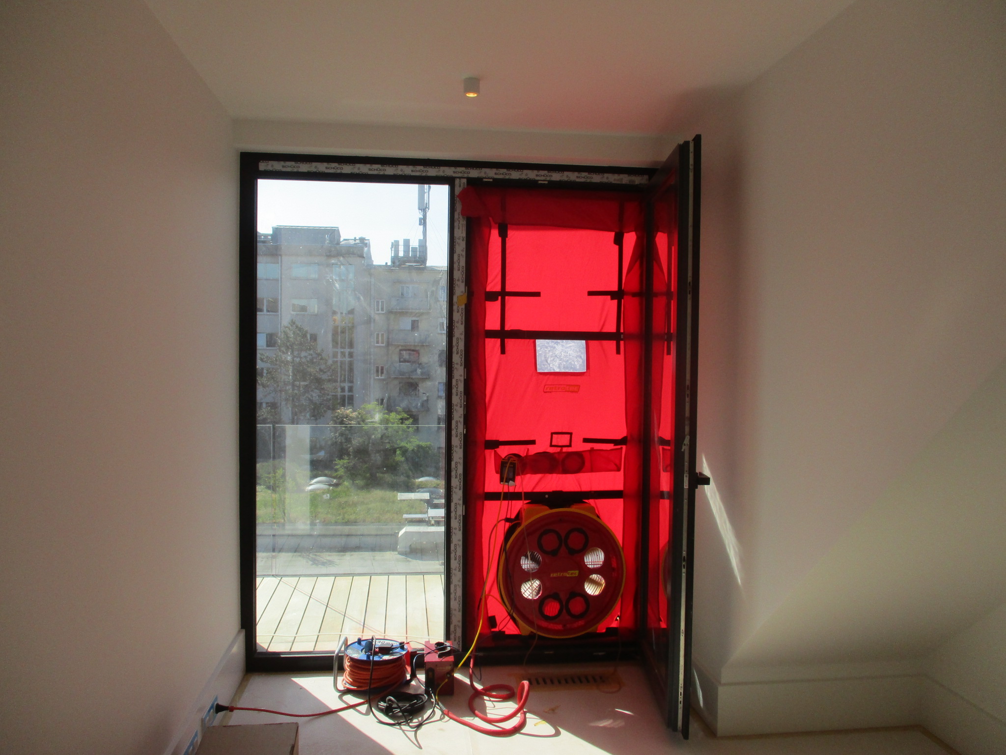 BlowerDoor Messung EFH Luxemburg Einbau in der Eingangstür