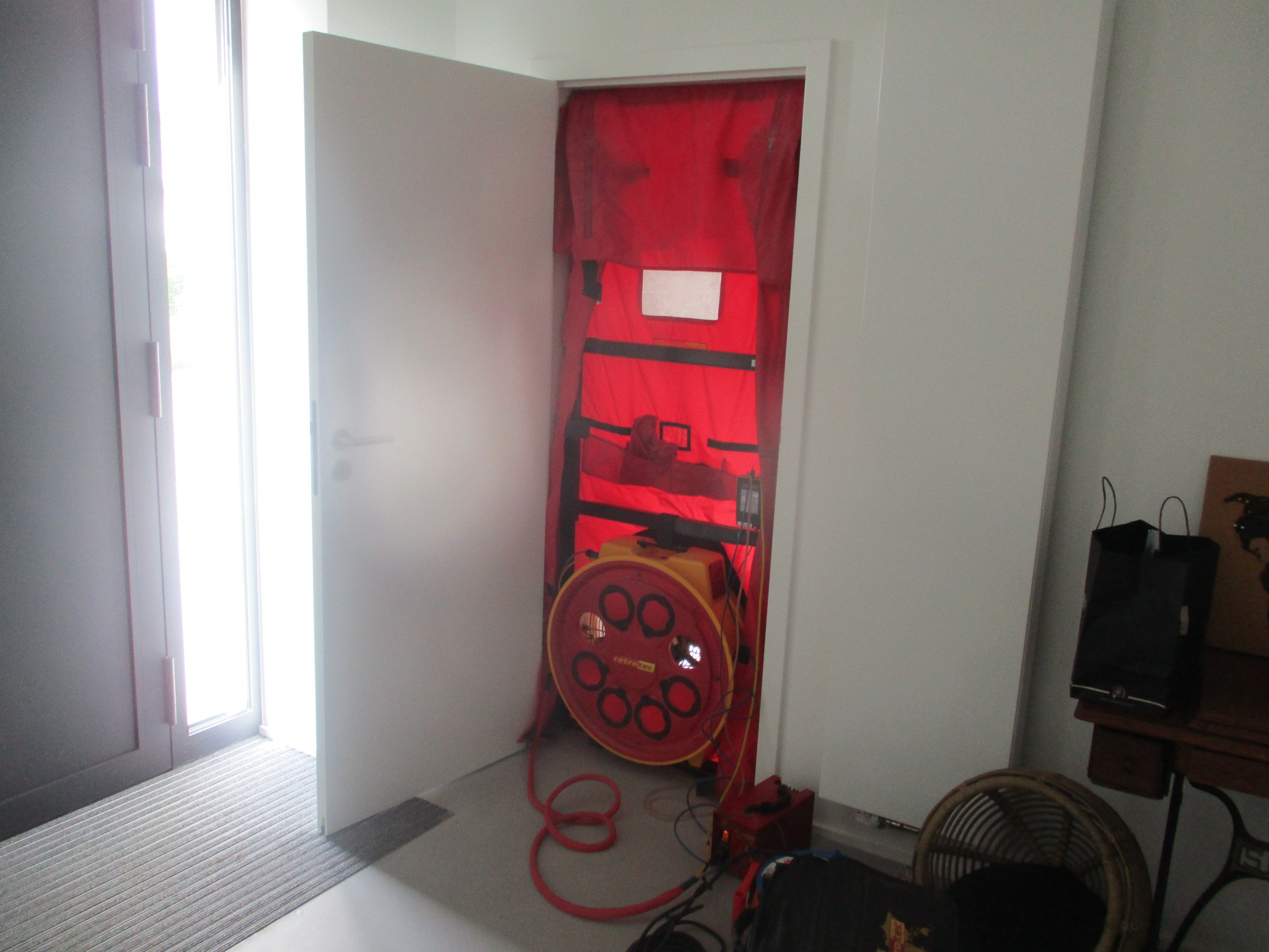 Luftdichtheitstest Qualitätskontrolle Einbau in der Garagentür