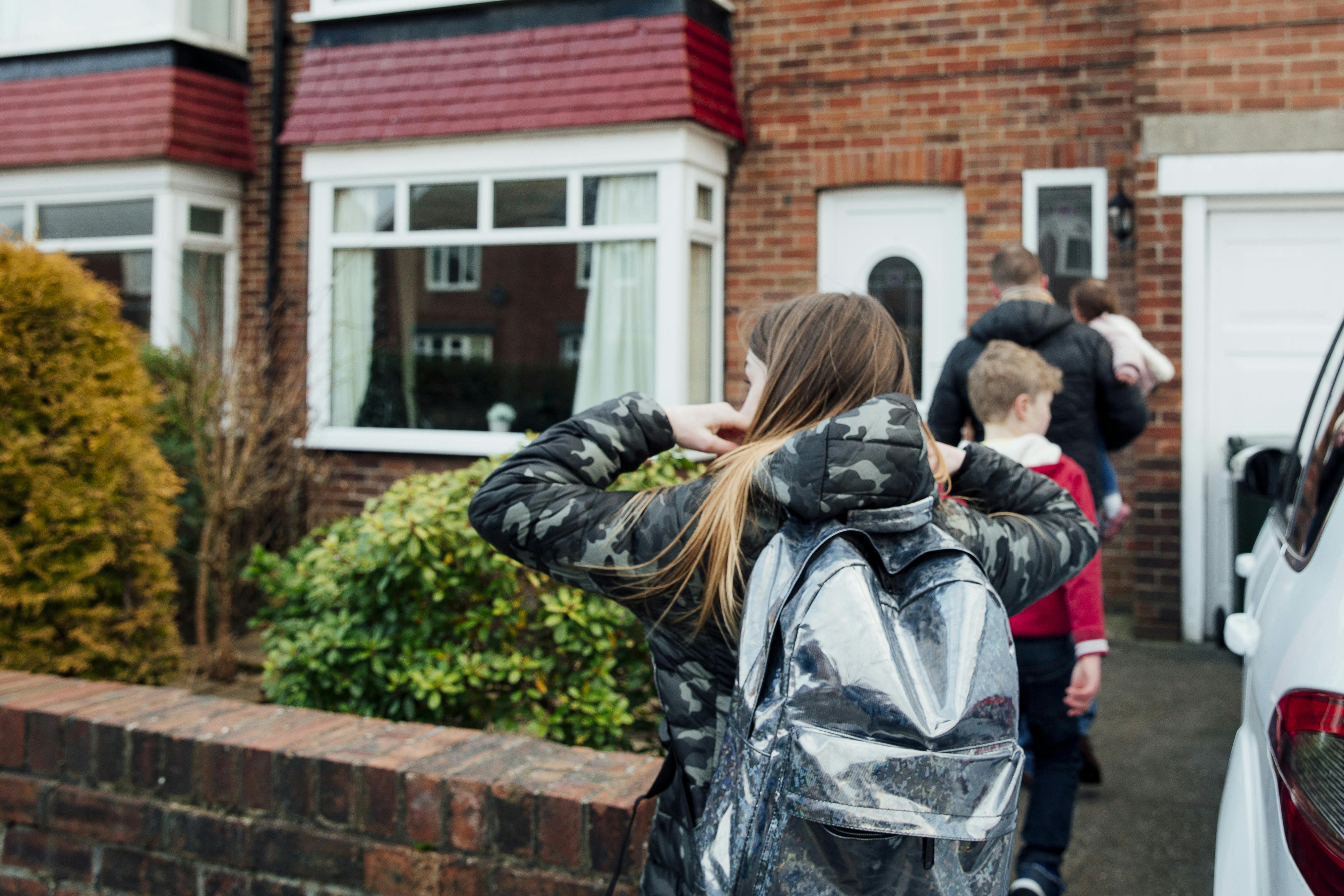 Children arriving home from school