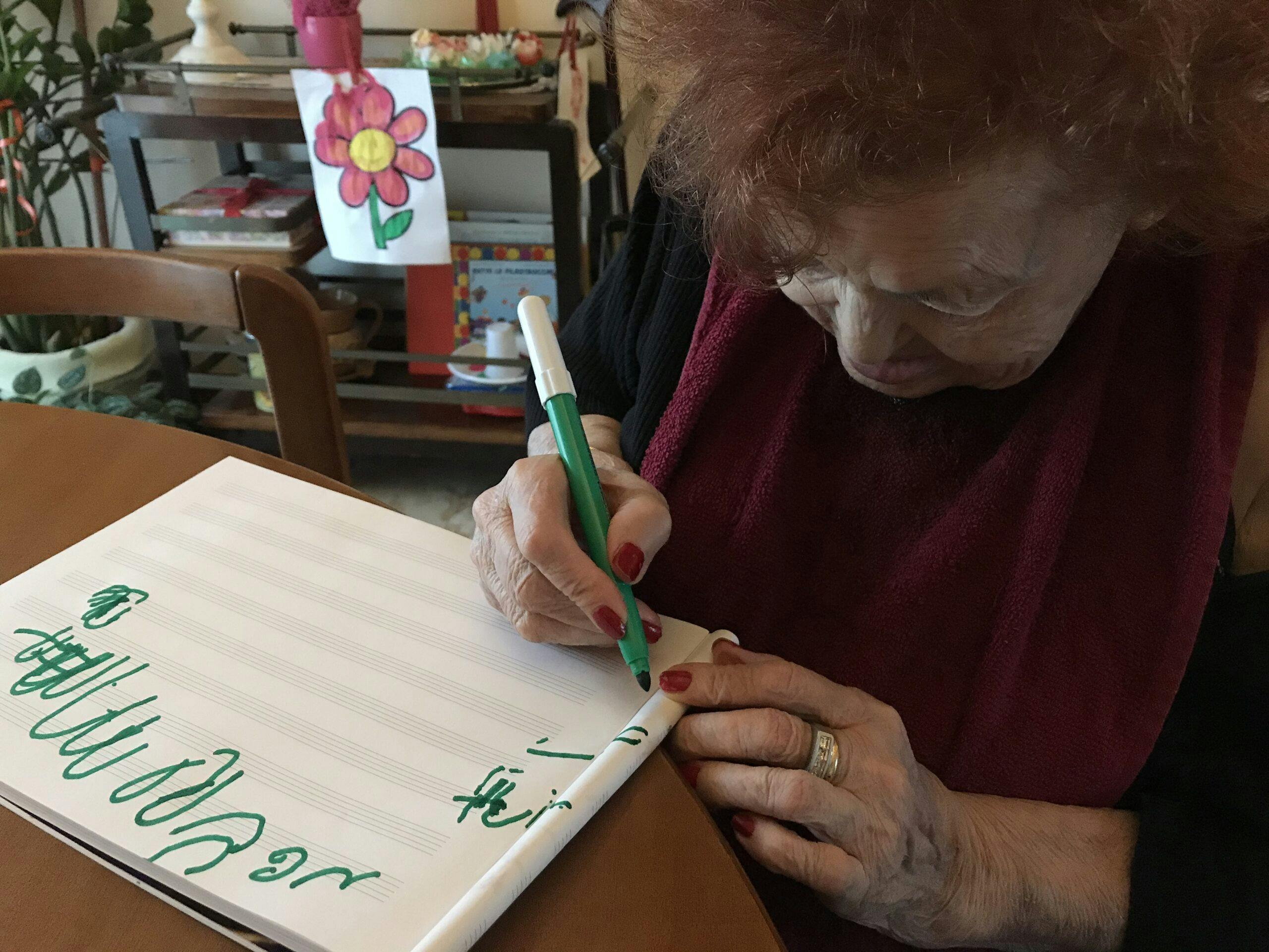 love-writing-work-patient-physiotherapy-occupational-therapy-elder-woman-parkinson-disease_t20_VWBVN1