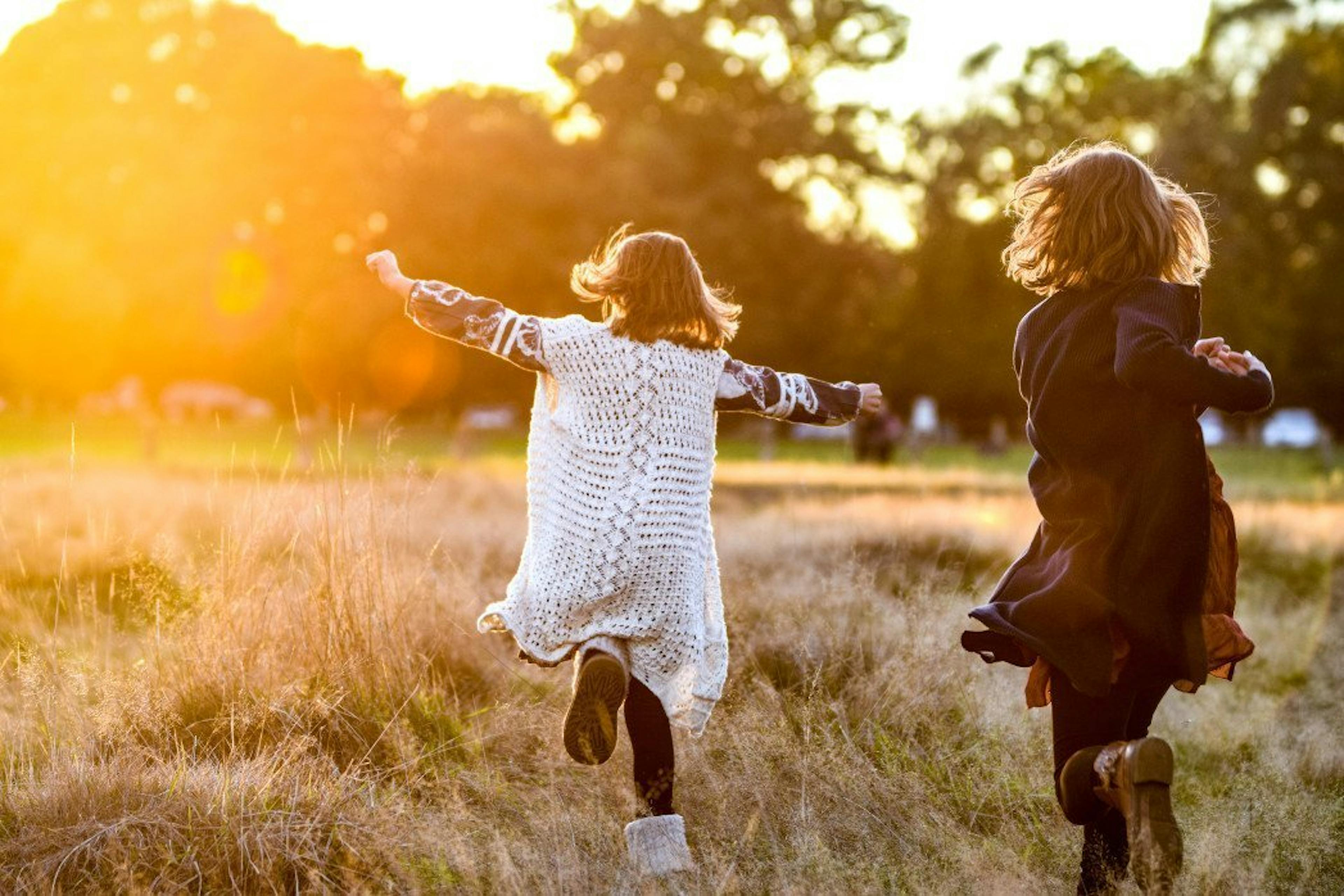 kids-playing-in-autumn_t20_LQb9n1