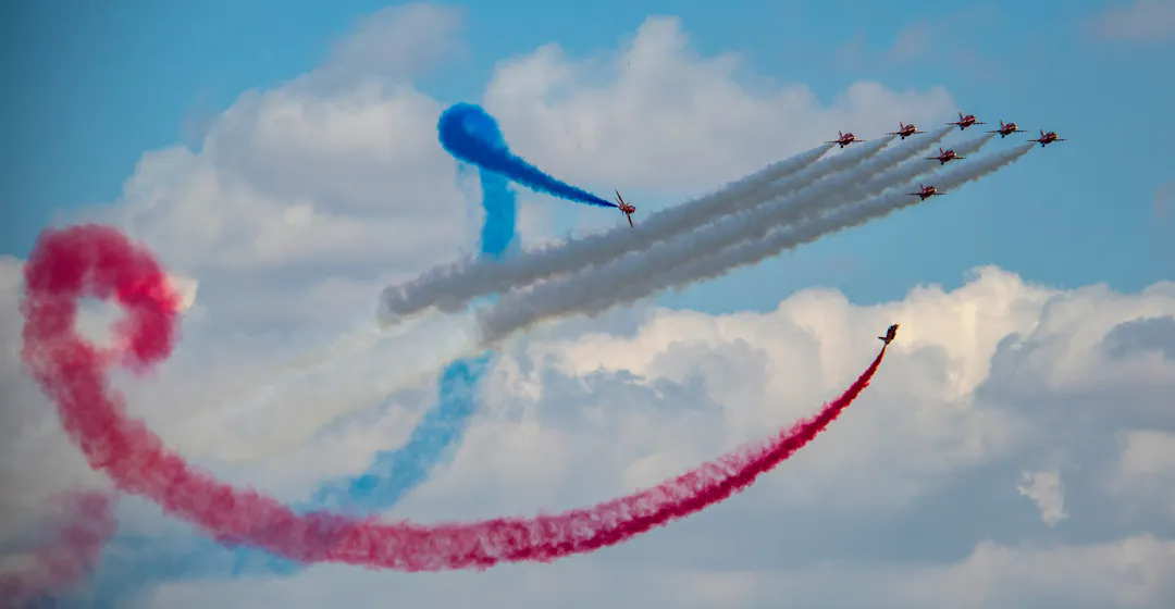 Planes in aerobatic formation representing collaborative learning