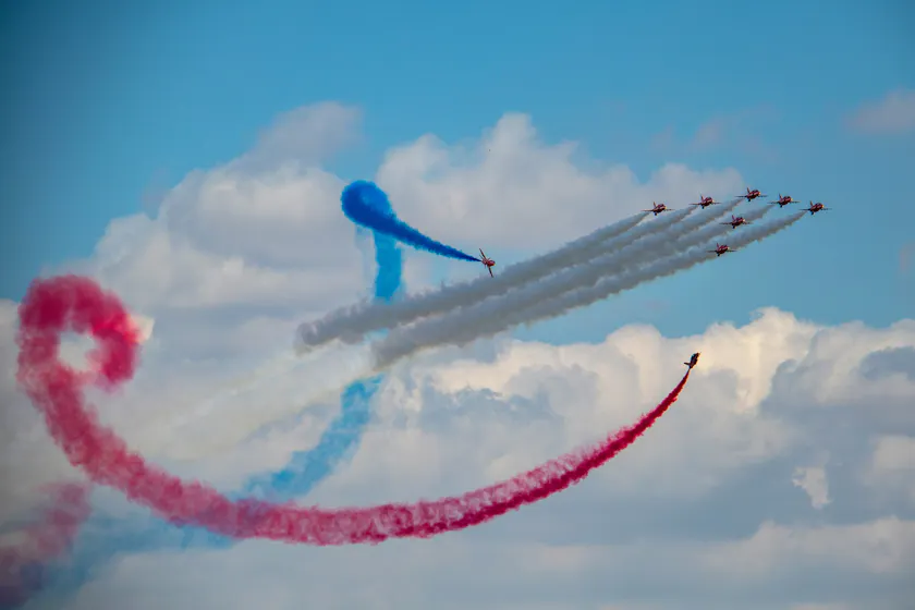 Planes in aerobatic formation representing collaborative learning