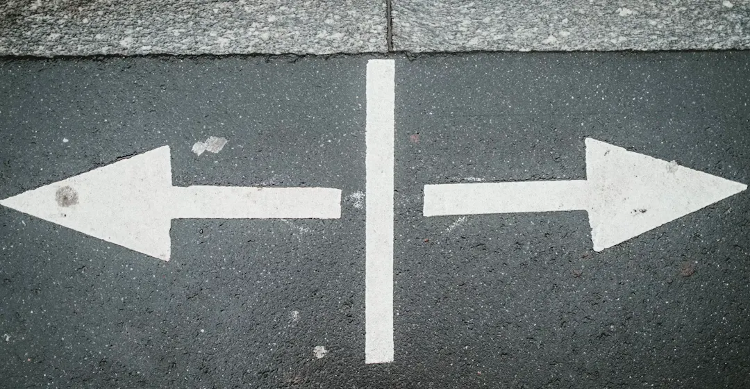 Two arrows representing comparing LearnUpon and 360Learning.