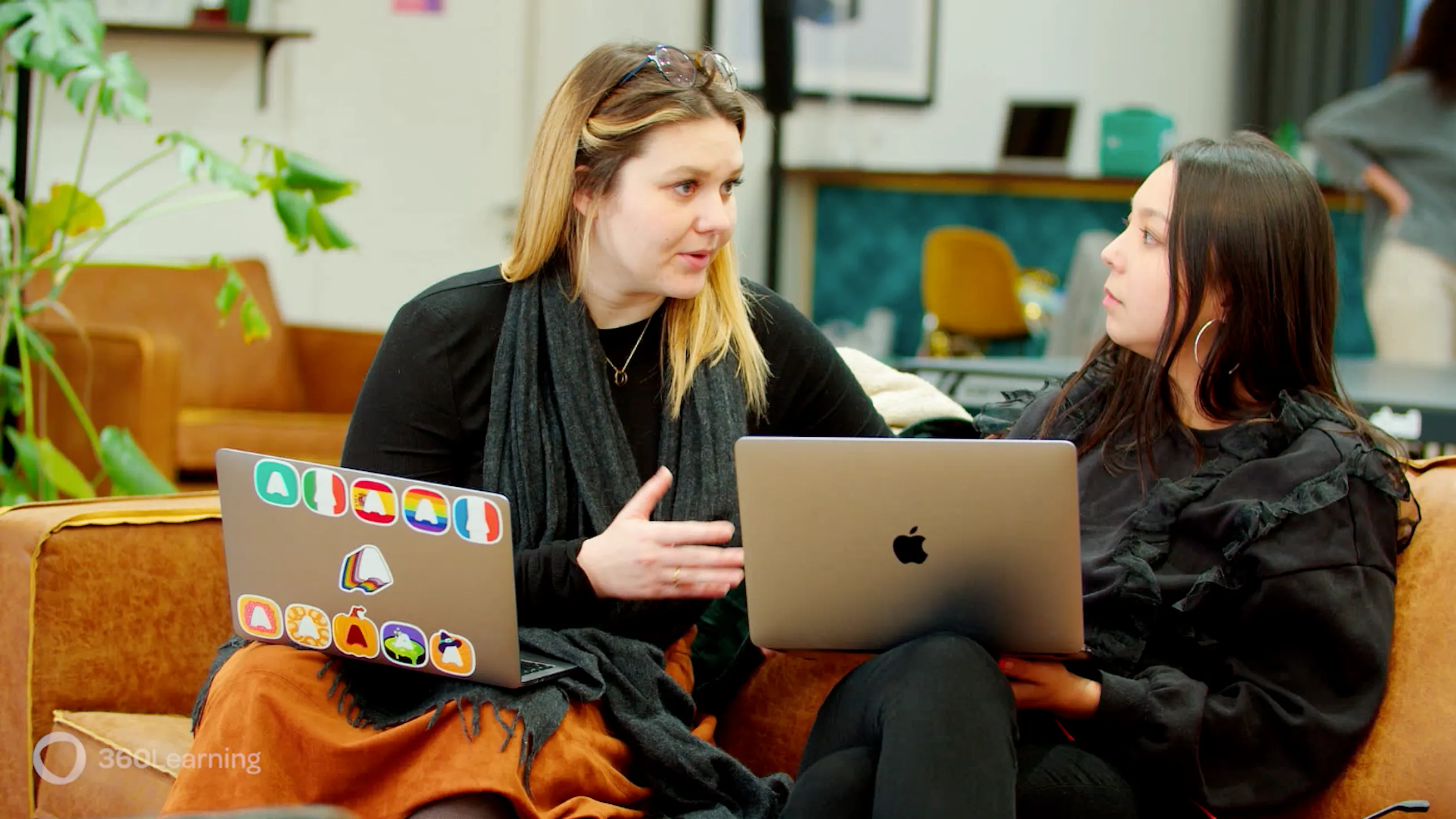 2 Aircall employees discussing together while working on computers