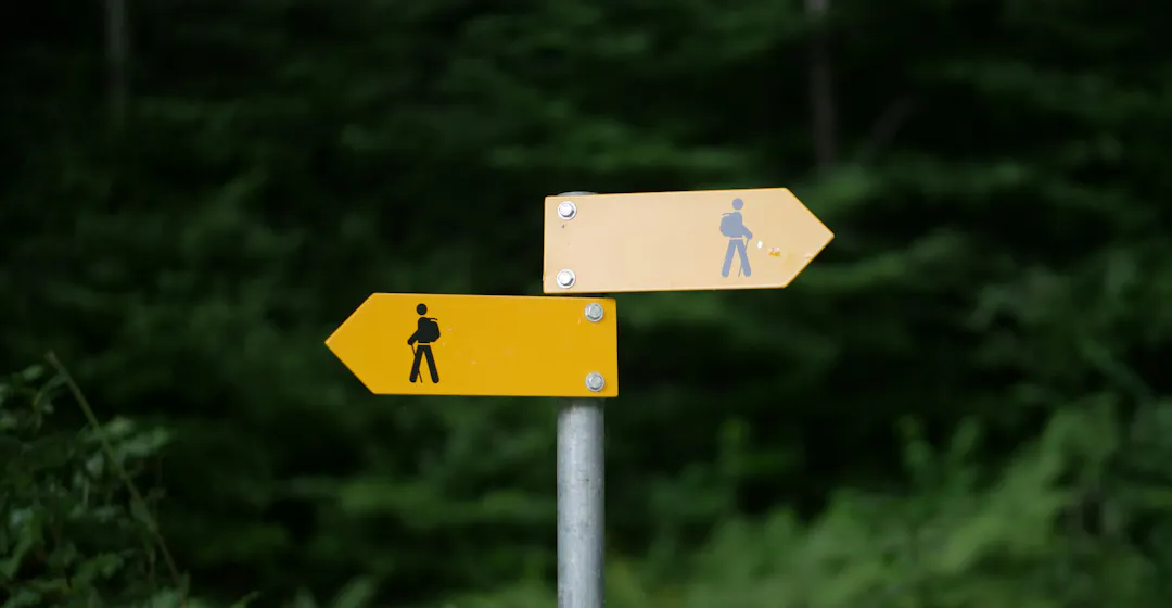 Wegweiser als Symbolbild für Entscheidung zwischen zwei LMS Anbietern