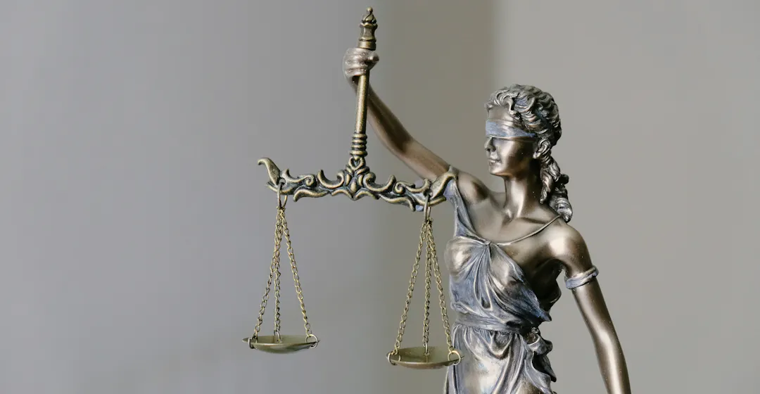Weil Justitia immer wachsam ist: 5 wichtige Pflichtschulungen