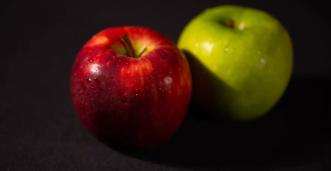 Red and green apples as a metaphor for choosing between LMS platforms Docebo and 360Learning