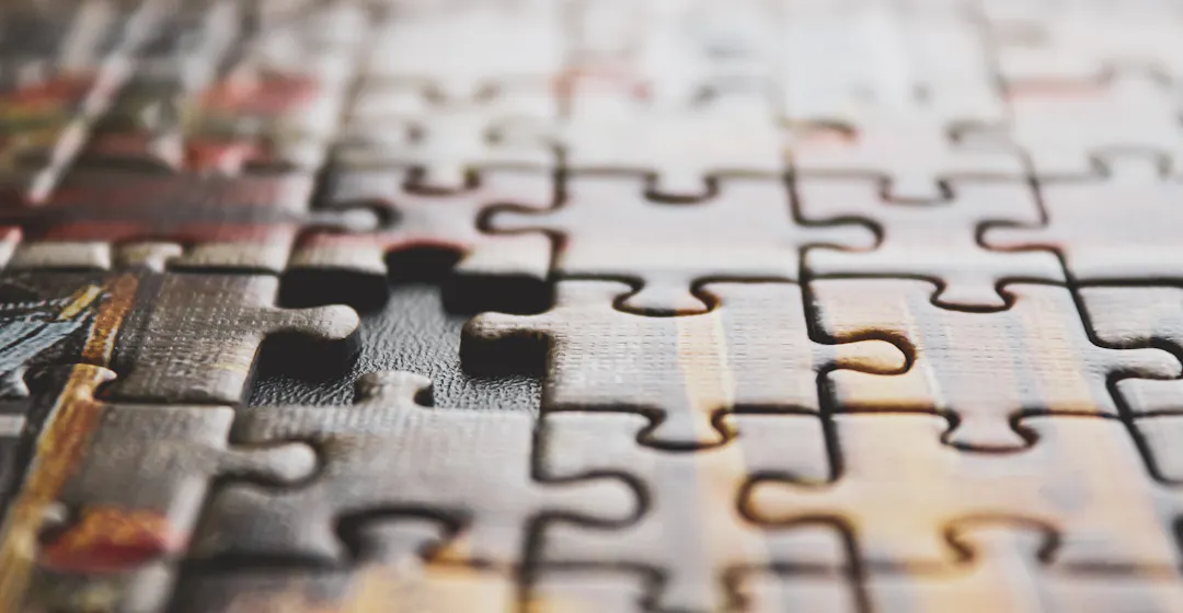 puzzle representing LMS implementation project plan and free checklist