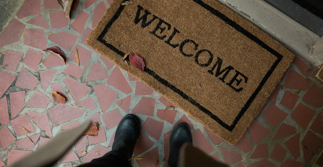 welcome mat representing customer onboarding best practices