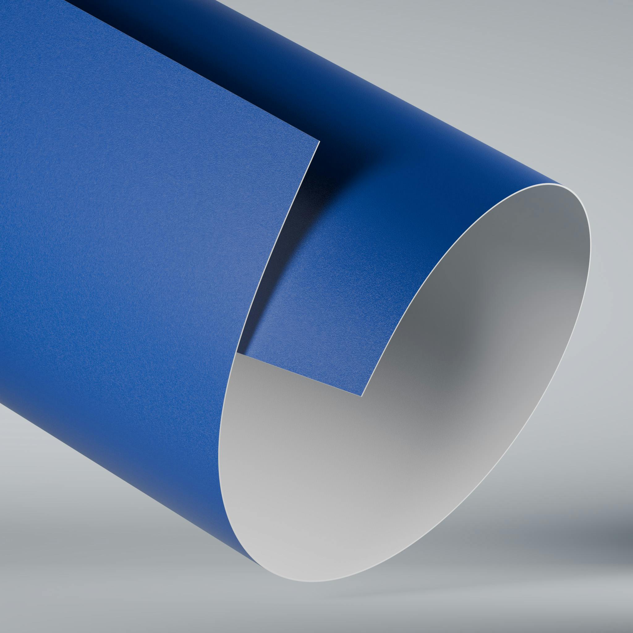 Close-up di un rotolo di prodotto decorativo per il rivestimento delle superfici. Il rotolo ha un colore blu uniforme