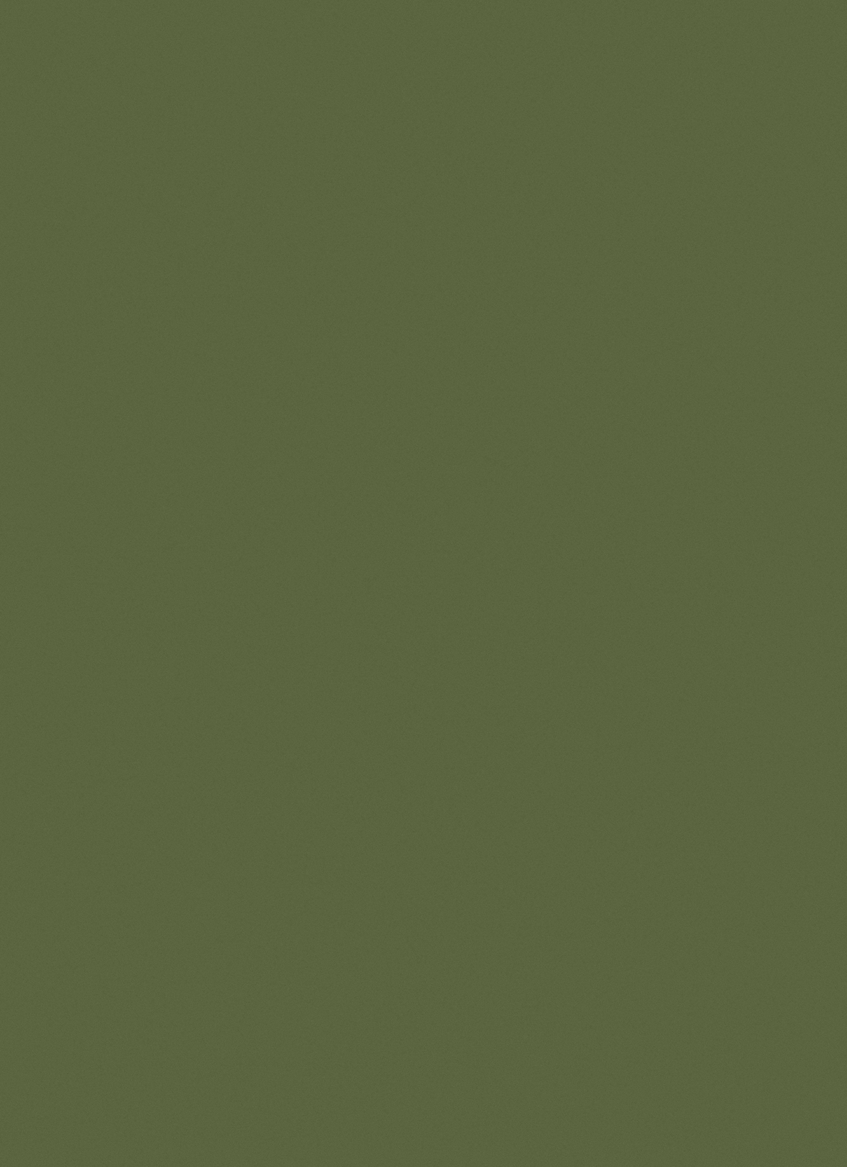 Un foglio rettangolare di materiale di colore verde acqua, liscio, ricoperto da una pellicola di plastica traslucida e spiegazzata di colore azzurro chiaro, poggia su una superficie grigio chiaro/bianca.